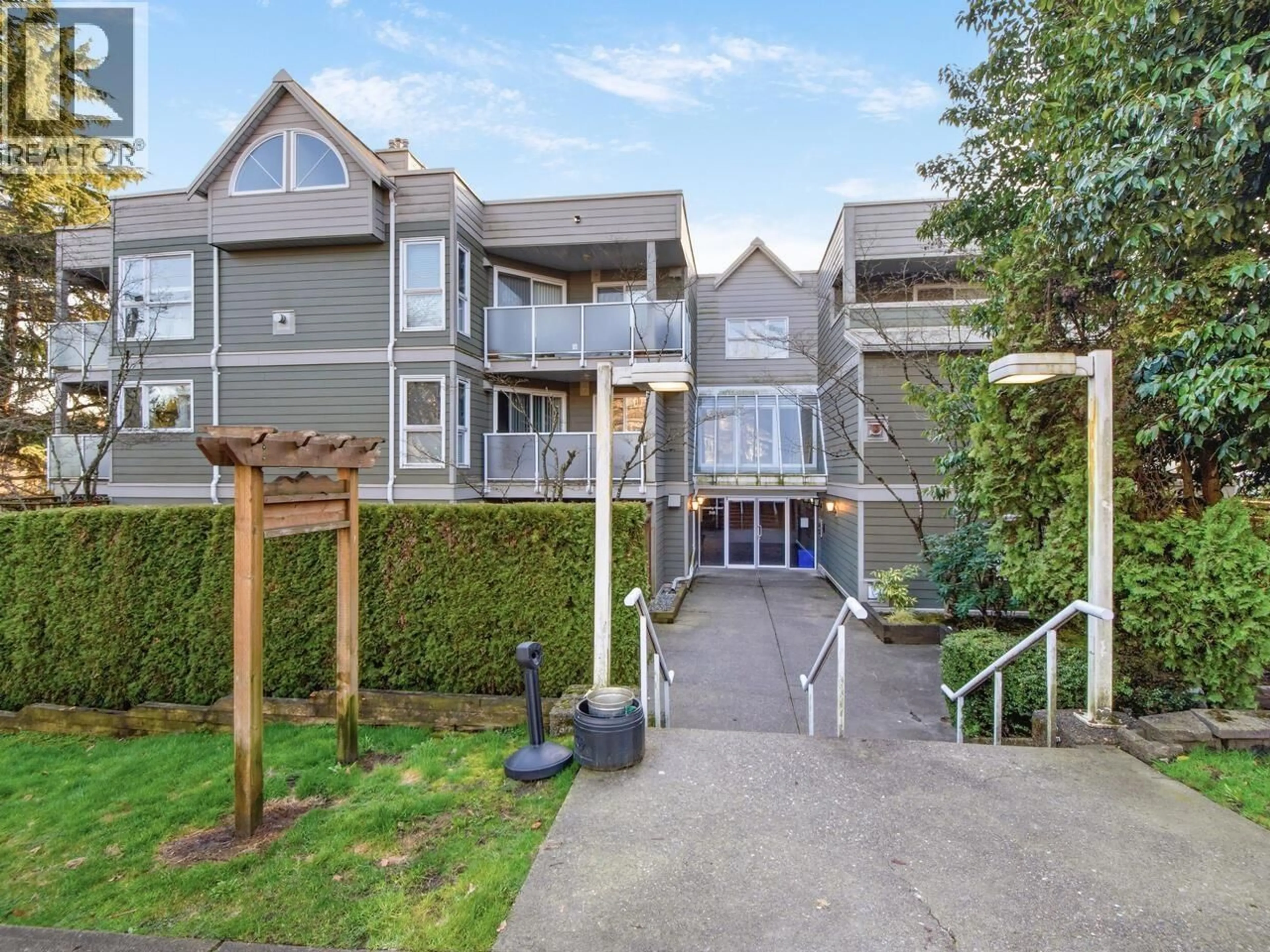 A pic from outside/outdoor area/front of a property/back of a property/a pic from drone, mountain view for 105 - 518 THIRTEENTH STREET, New Westminster British Columbia V3M4L9