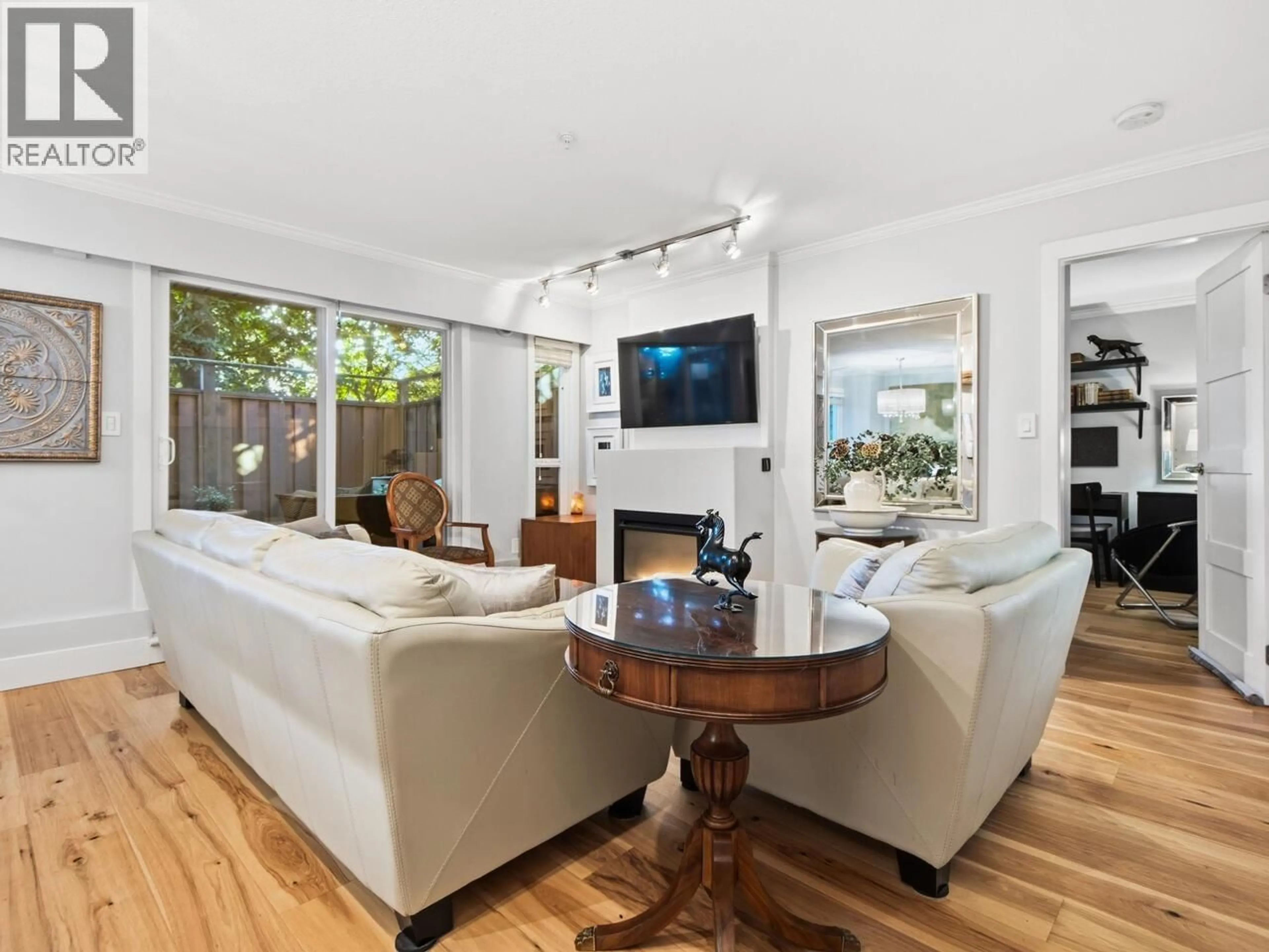 Living room with furniture, wood/laminate floor for 105 - 518 THIRTEENTH STREET, New Westminster British Columbia V3M4L9