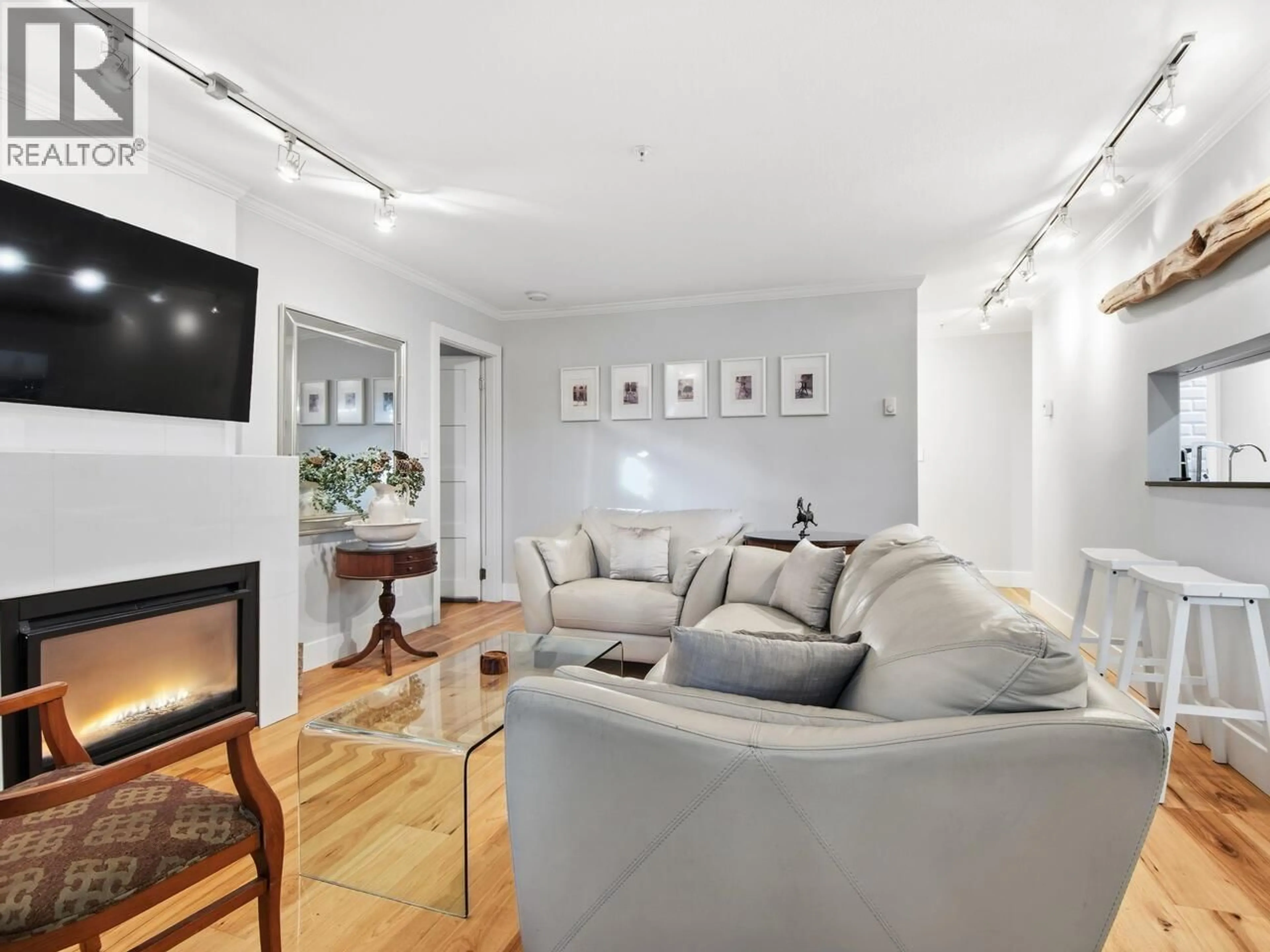 Living room with furniture, unknown for 105 - 518 THIRTEENTH STREET, New Westminster British Columbia V3M4L9