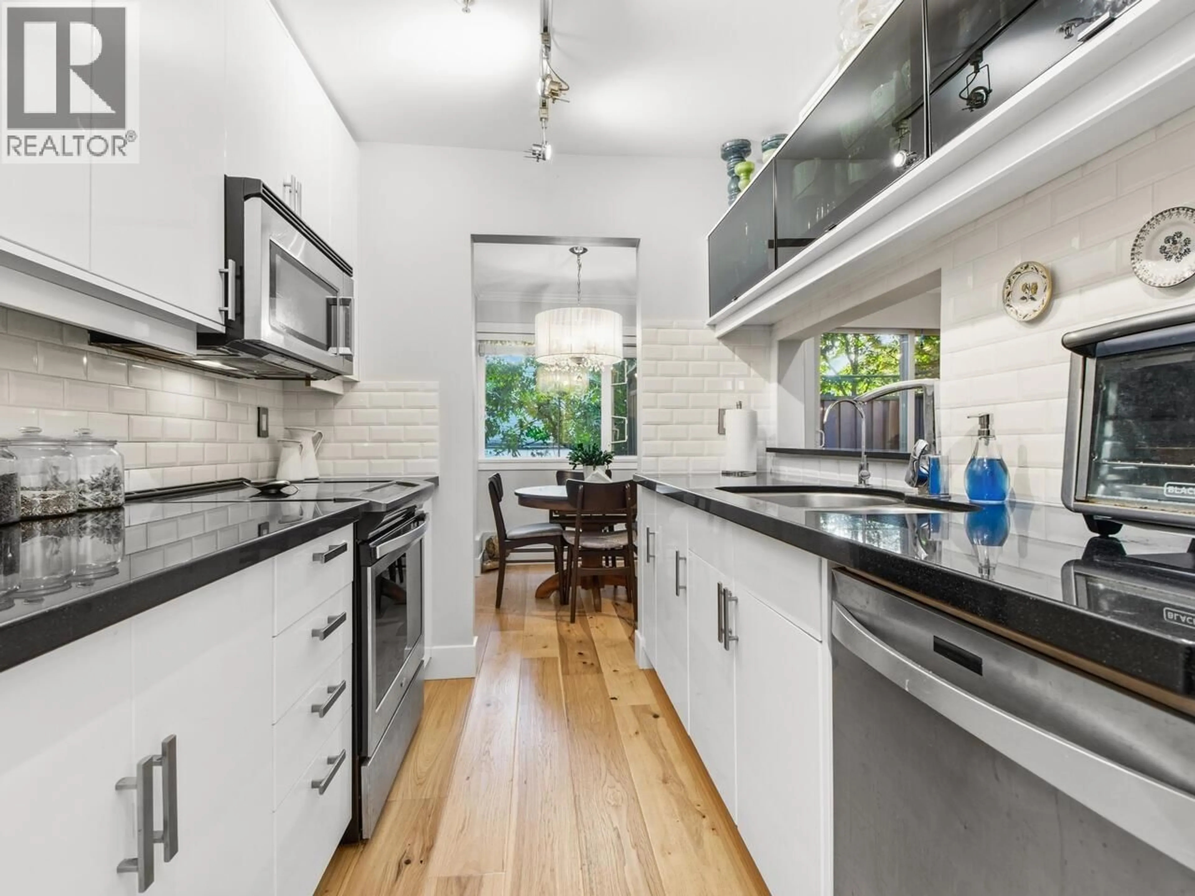 Open concept kitchen, ceramic/tile floor for 105 - 518 THIRTEENTH STREET, New Westminster British Columbia V3M4L9