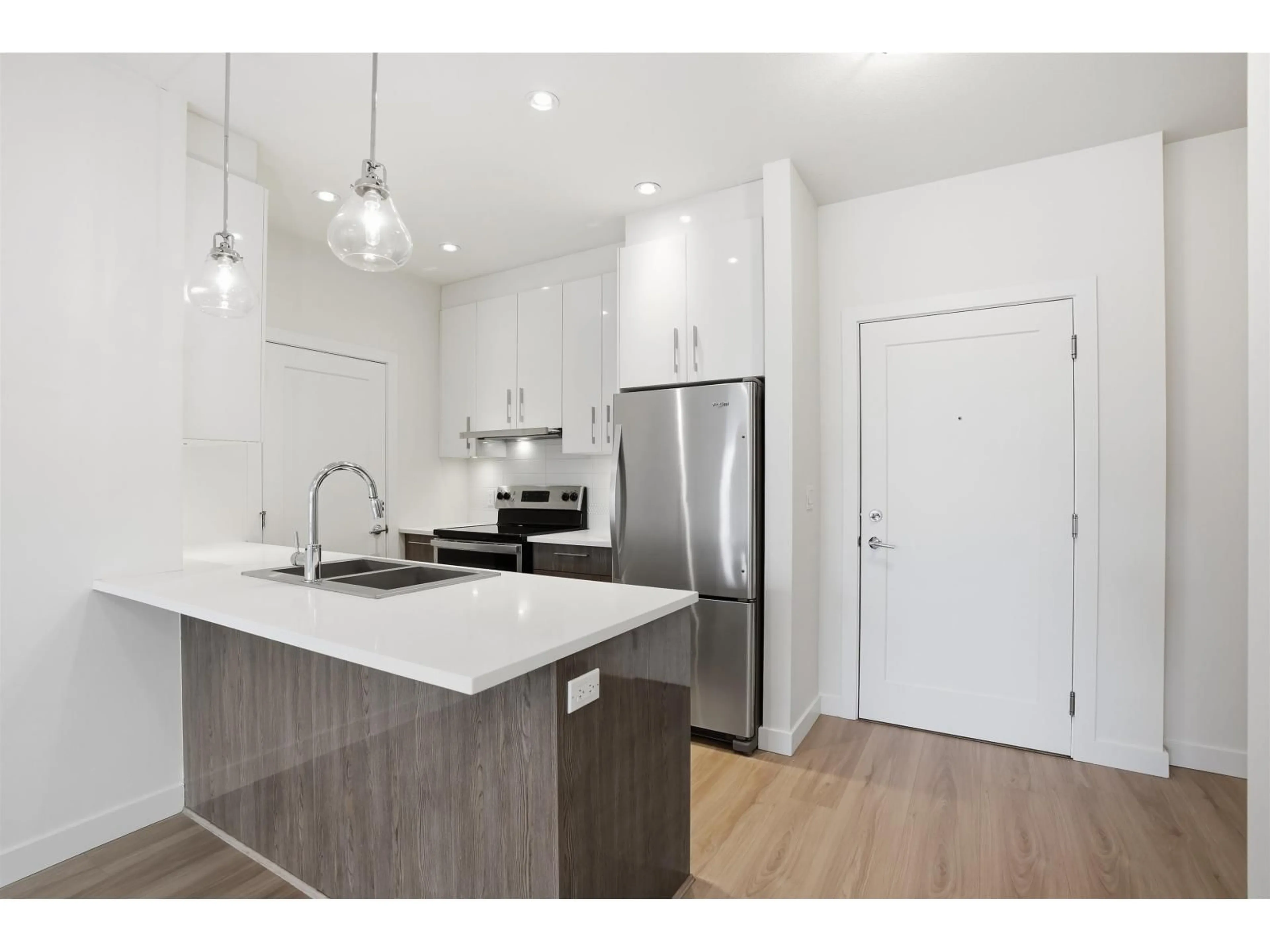 Open concept kitchen, wood/laminate floor for 106 - 20829 77A AVENUE, Langley British Columbia V2Y0Y5