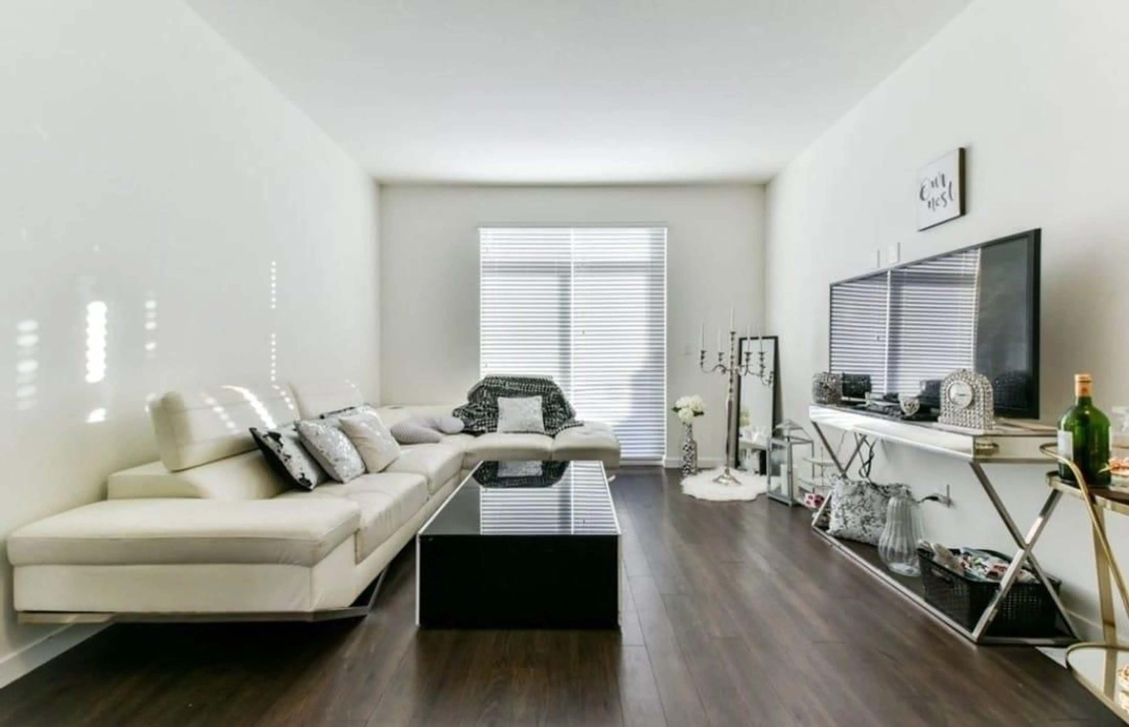 Living room with furniture, unknown for 16 - 14955 60 AVENUE, Surrey British Columbia V3S1R8