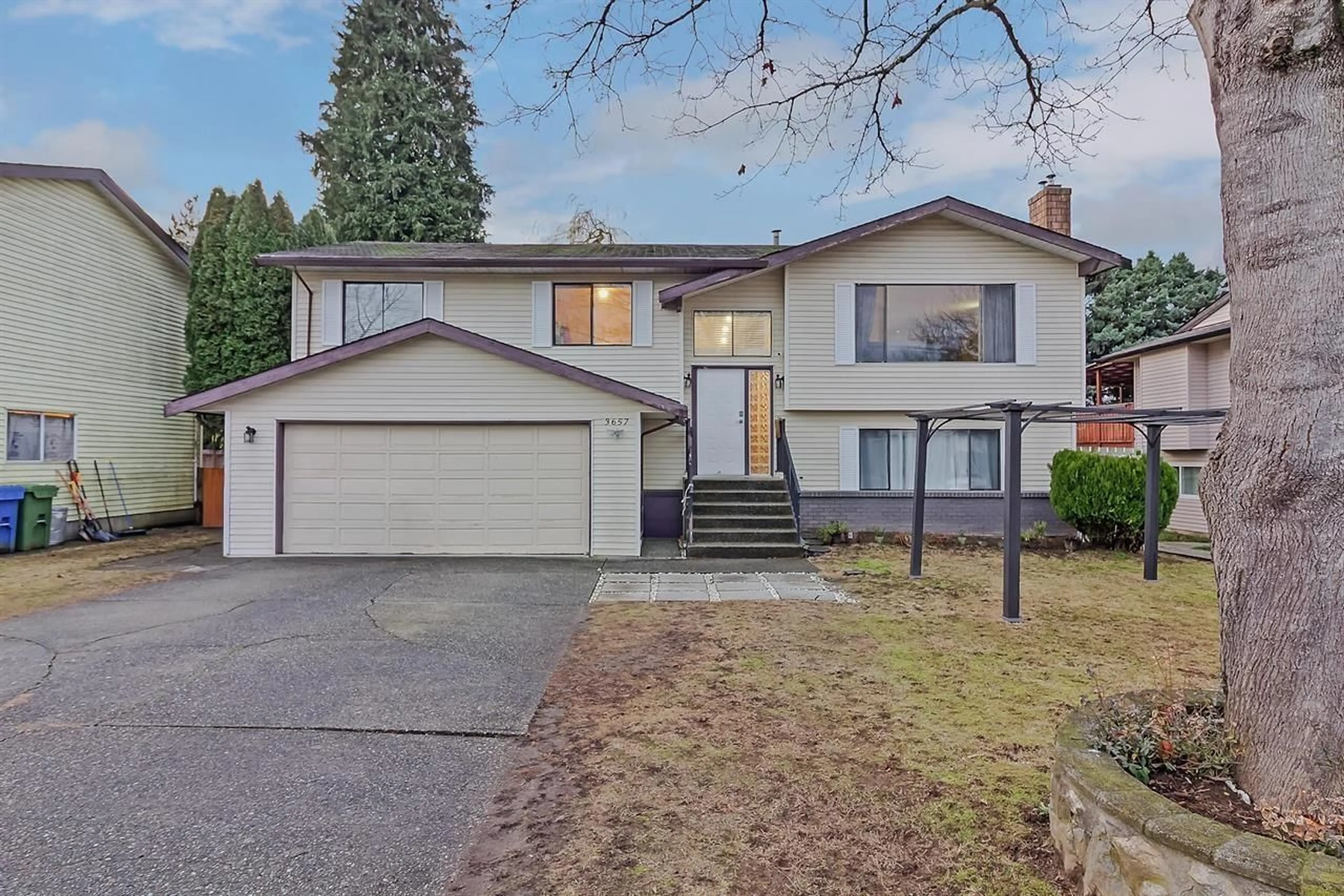 Home with vinyl exterior material, street for 3657 PERTH STREET, Abbotsford British Columbia V2S7A7