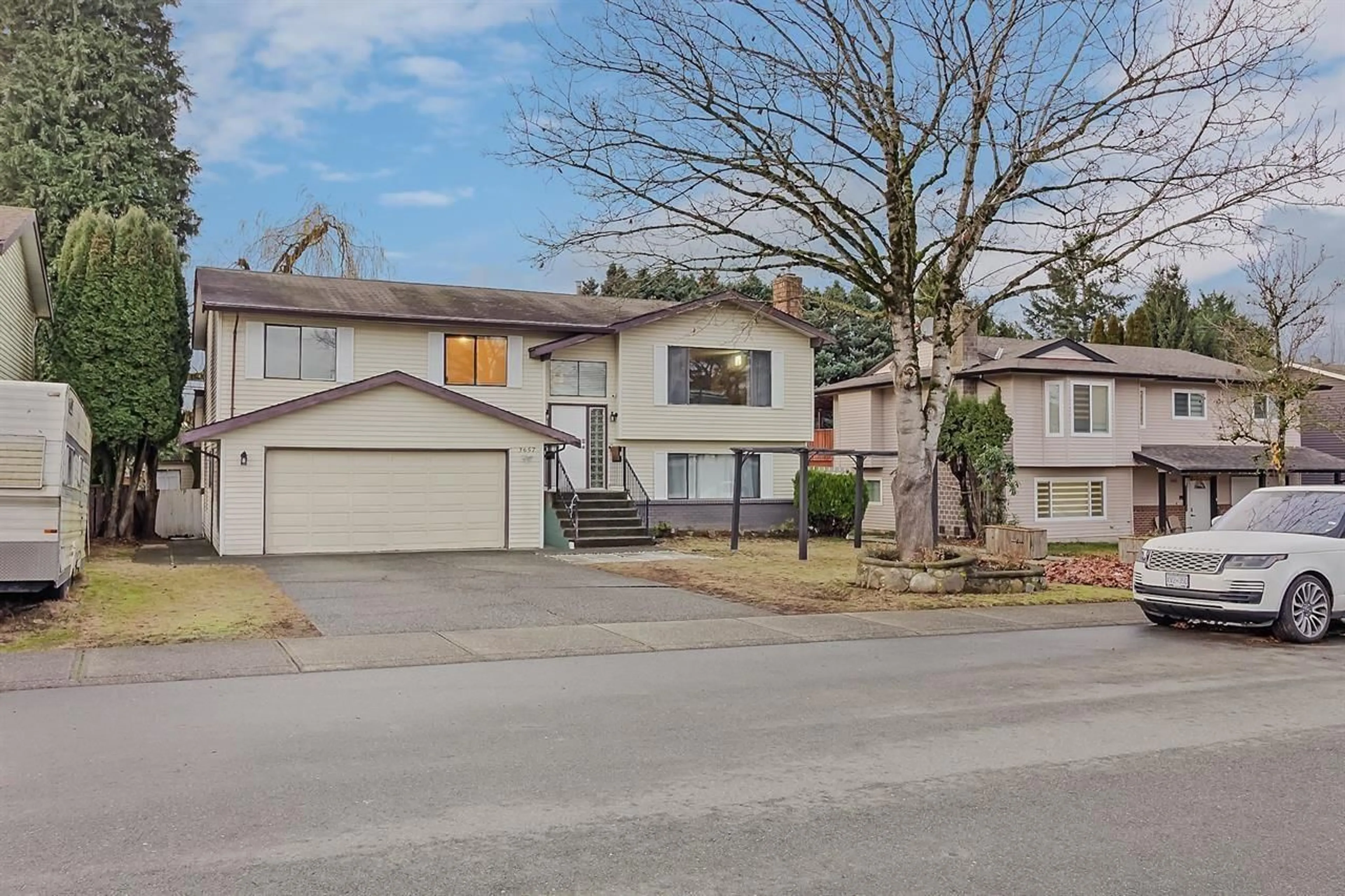 A pic from outside/outdoor area/front of a property/back of a property/a pic from drone, street for 3657 PERTH STREET, Abbotsford British Columbia V2S7A7