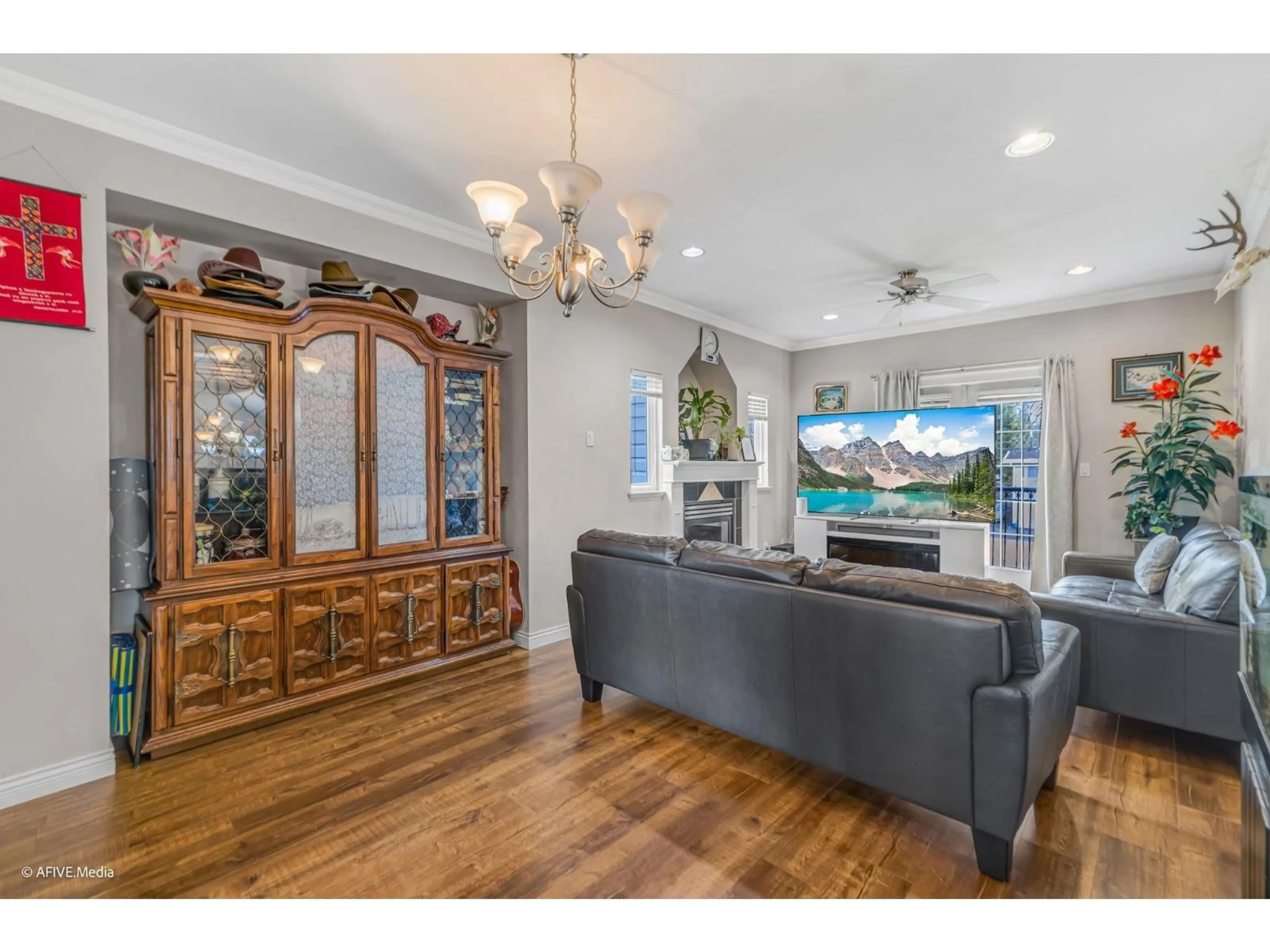 Living room with furniture, wood/laminate floor for 9833 128 STREET, Surrey British Columbia V3T2Y5