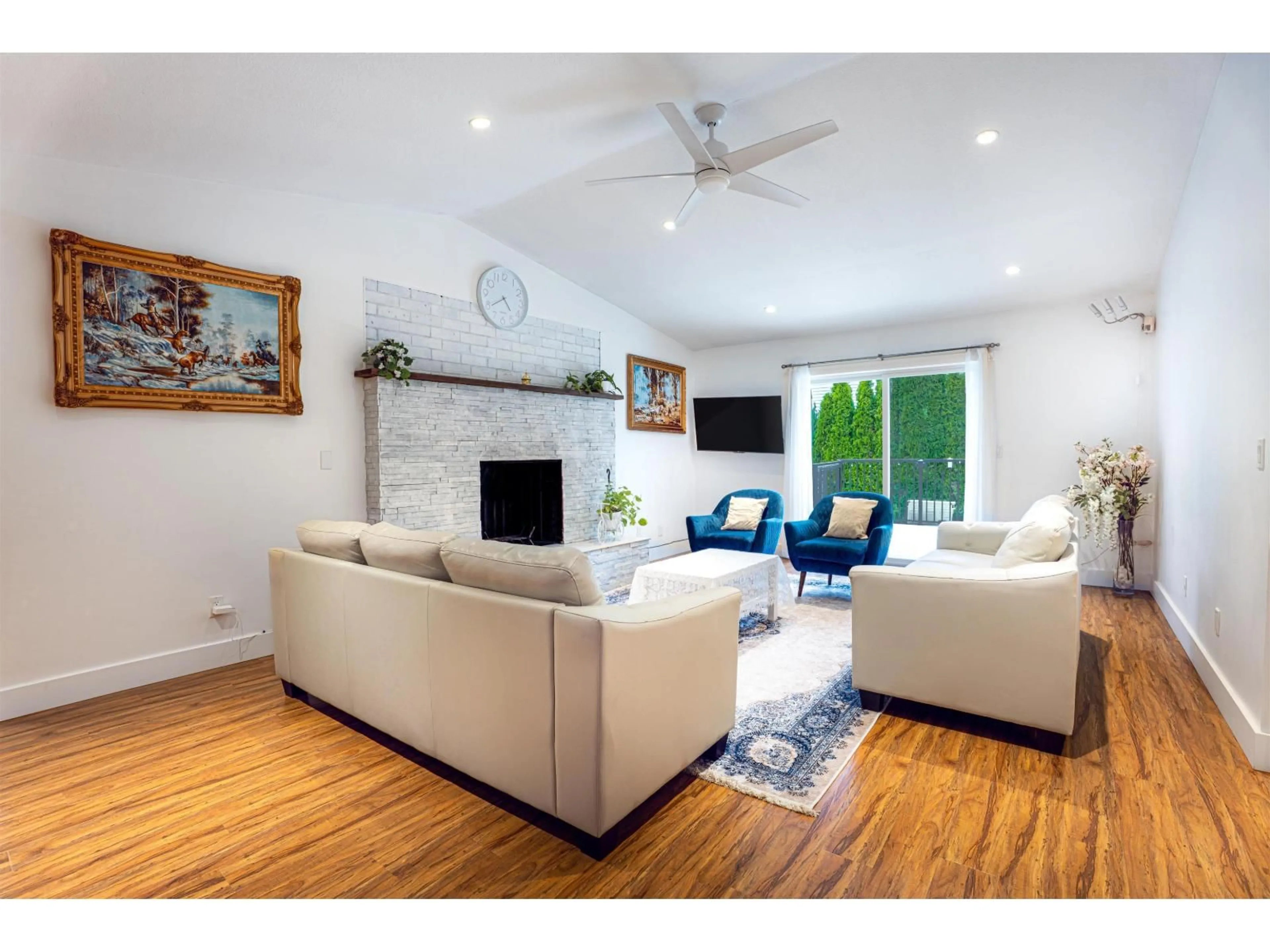 Living room with furniture, wood/laminate floor for 8843 WOOLER TERRACE, Mission British Columbia V4S0B9