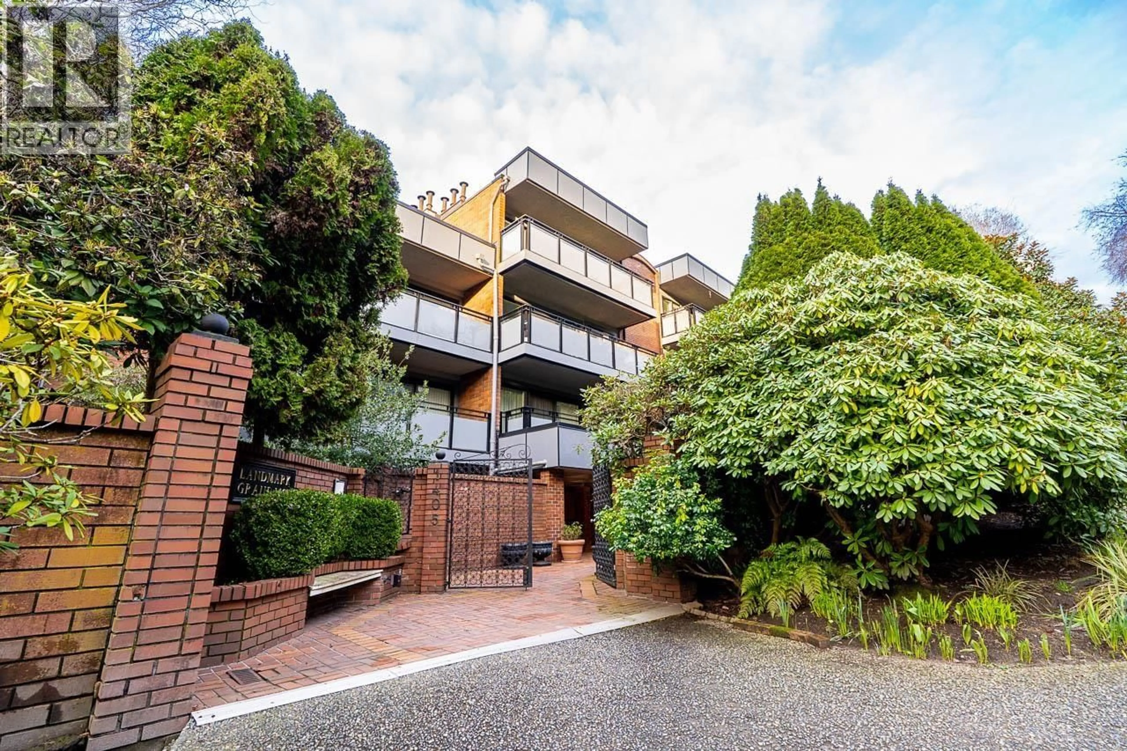 A pic from outside/outdoor area/front of a property/back of a property/a pic from drone, unknown for 605 - 1405 15TH AVENUE, Vancouver British Columbia V6H3R2