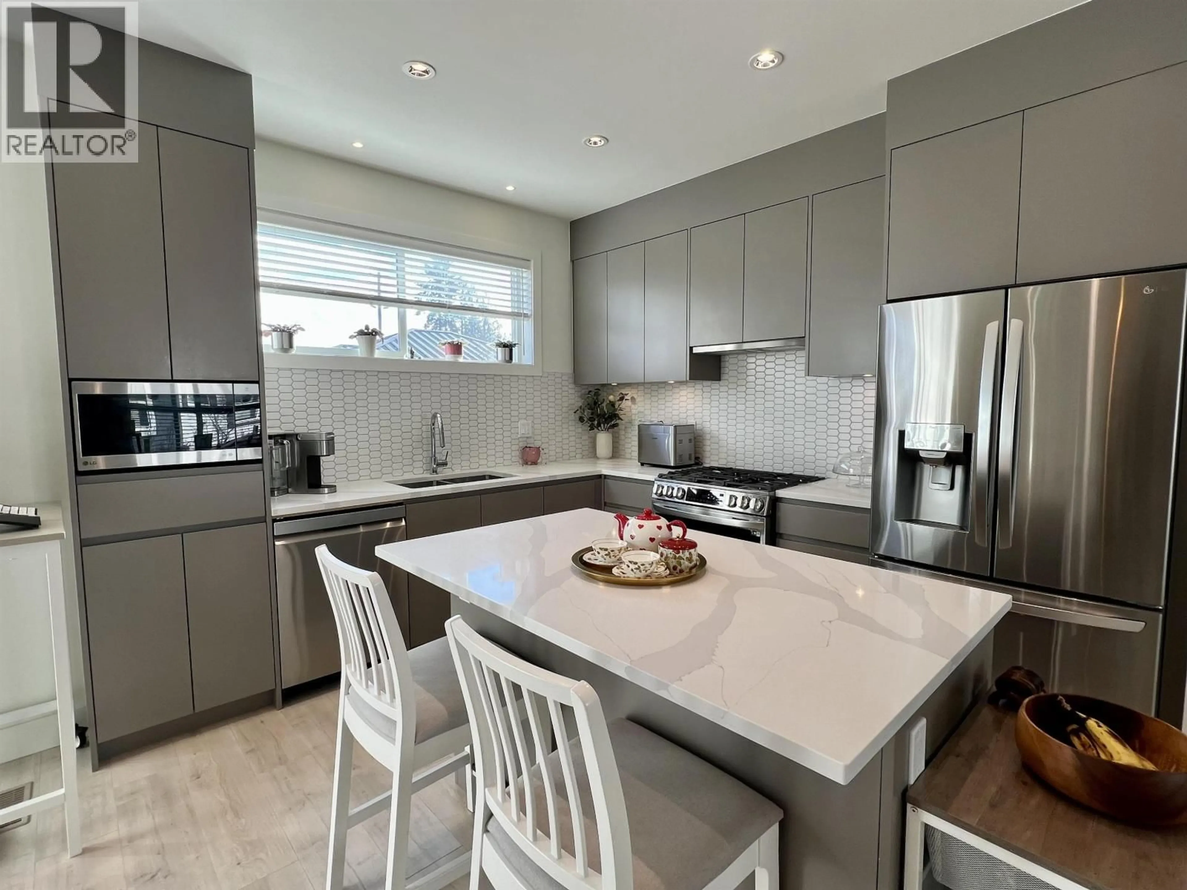 Contemporary kitchen, unknown for 18 - 23785 DEWDNEY TRUNK ROAD, Maple Ridge British Columbia V4R0H8