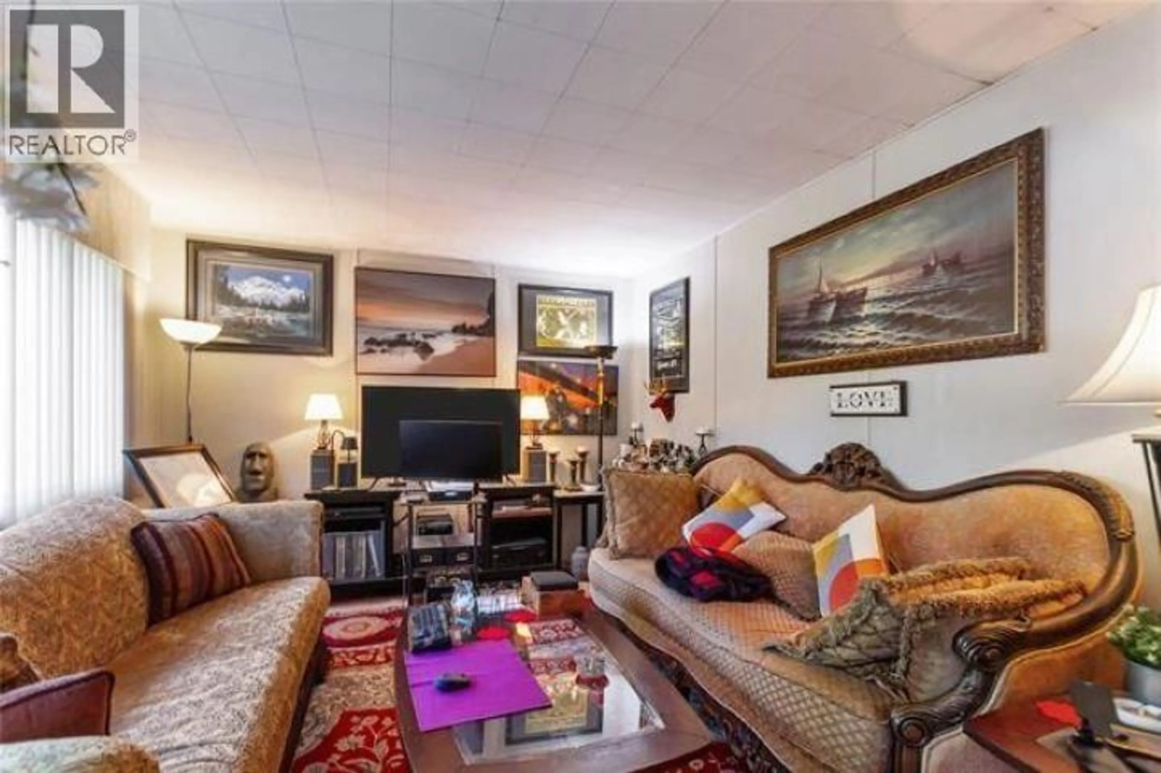 Living room with furniture, unknown for 2058 HILLSIDE AVENUE, Coquitlam British Columbia V3K1K7