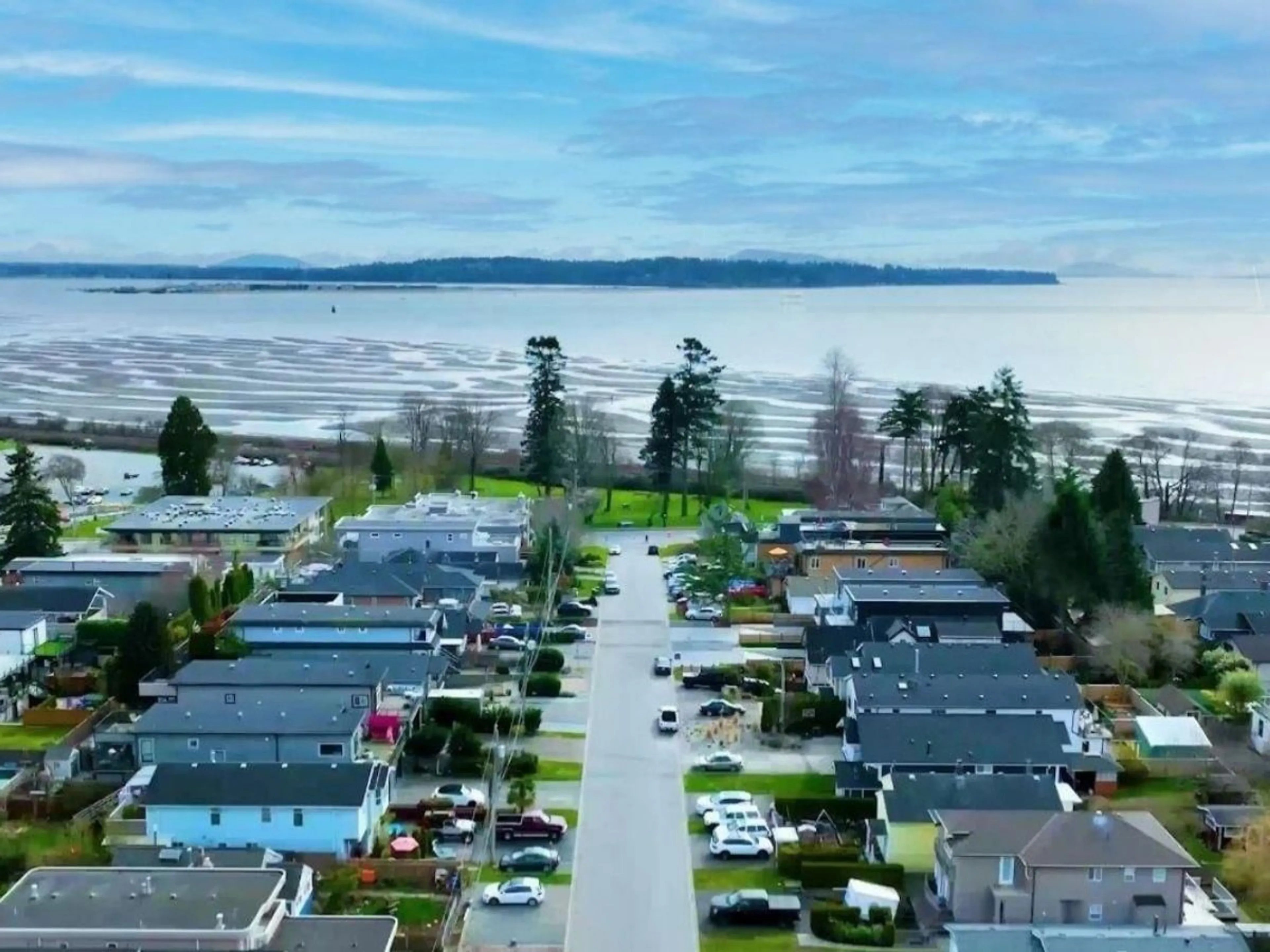 A pic from outside/outdoor area/front of a property/back of a property/a pic from drone, water/lake/river/ocean view for 942 LEE STREET, White Rock British Columbia V4B4N8