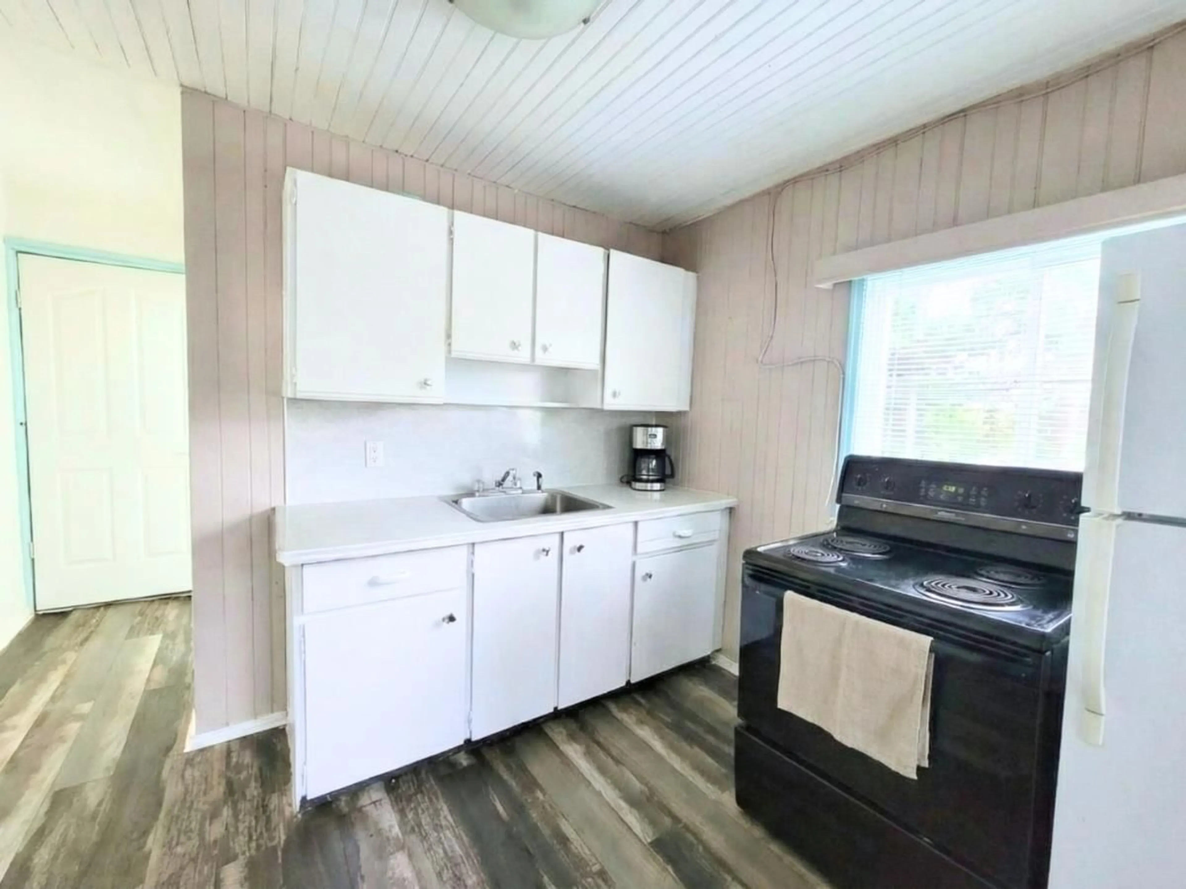 Standard kitchen, unknown for 942 LEE STREET, White Rock British Columbia V4B4N8