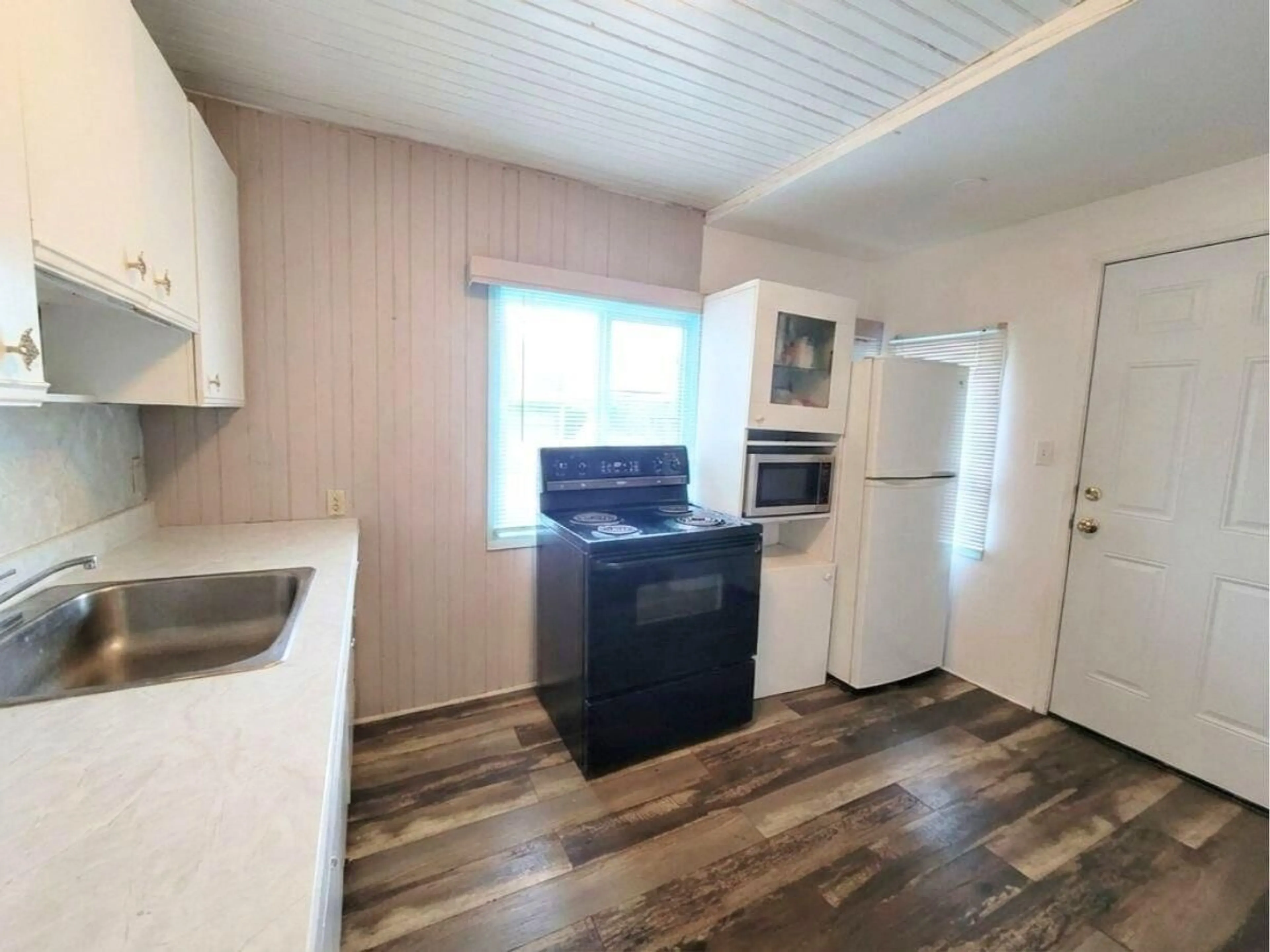 Standard kitchen, wood/laminate floor for 942 LEE STREET, White Rock British Columbia V4B4N8