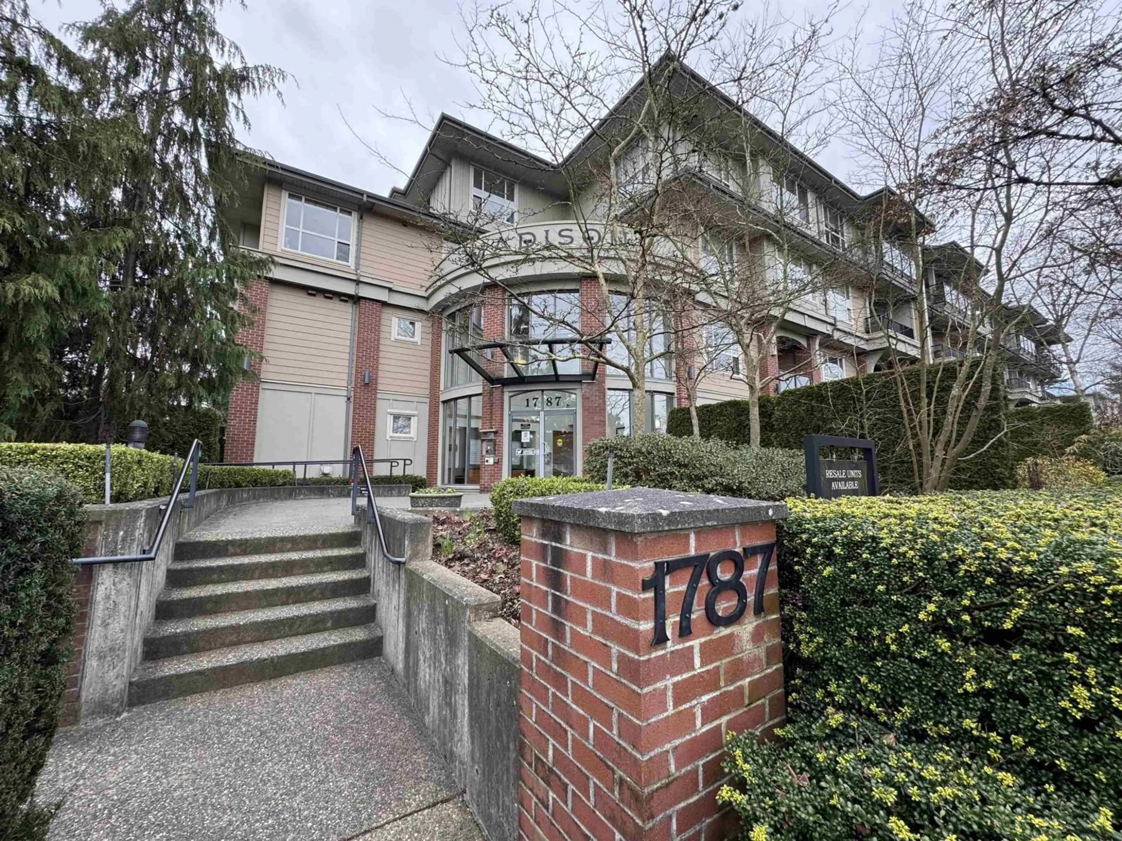 Indoor foyer for 207 - 1787 154 STREET, Surrey British Columbia V4A4S1