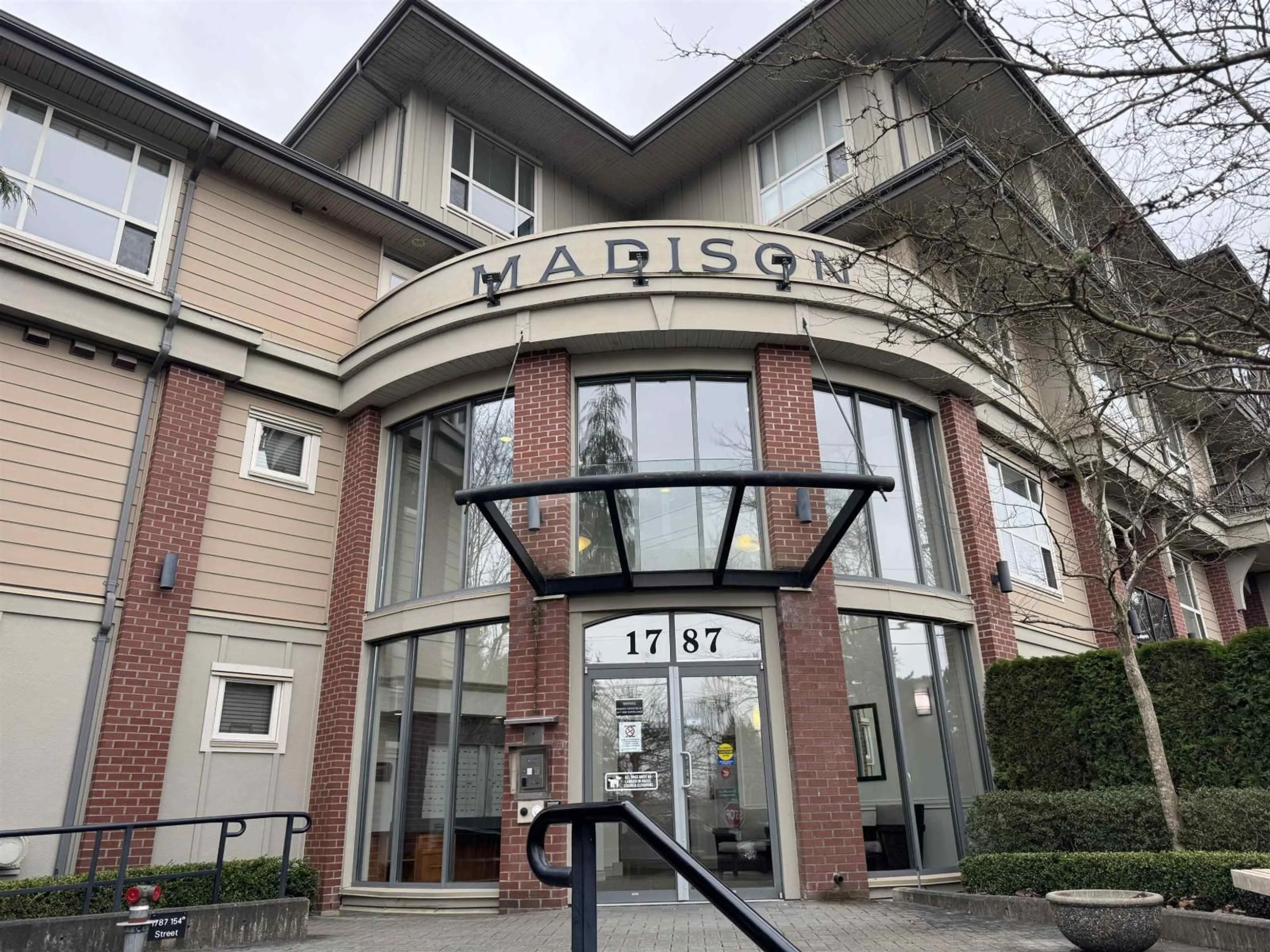 Indoor foyer for 207 - 1787 154 STREET, Surrey British Columbia V4A4S1