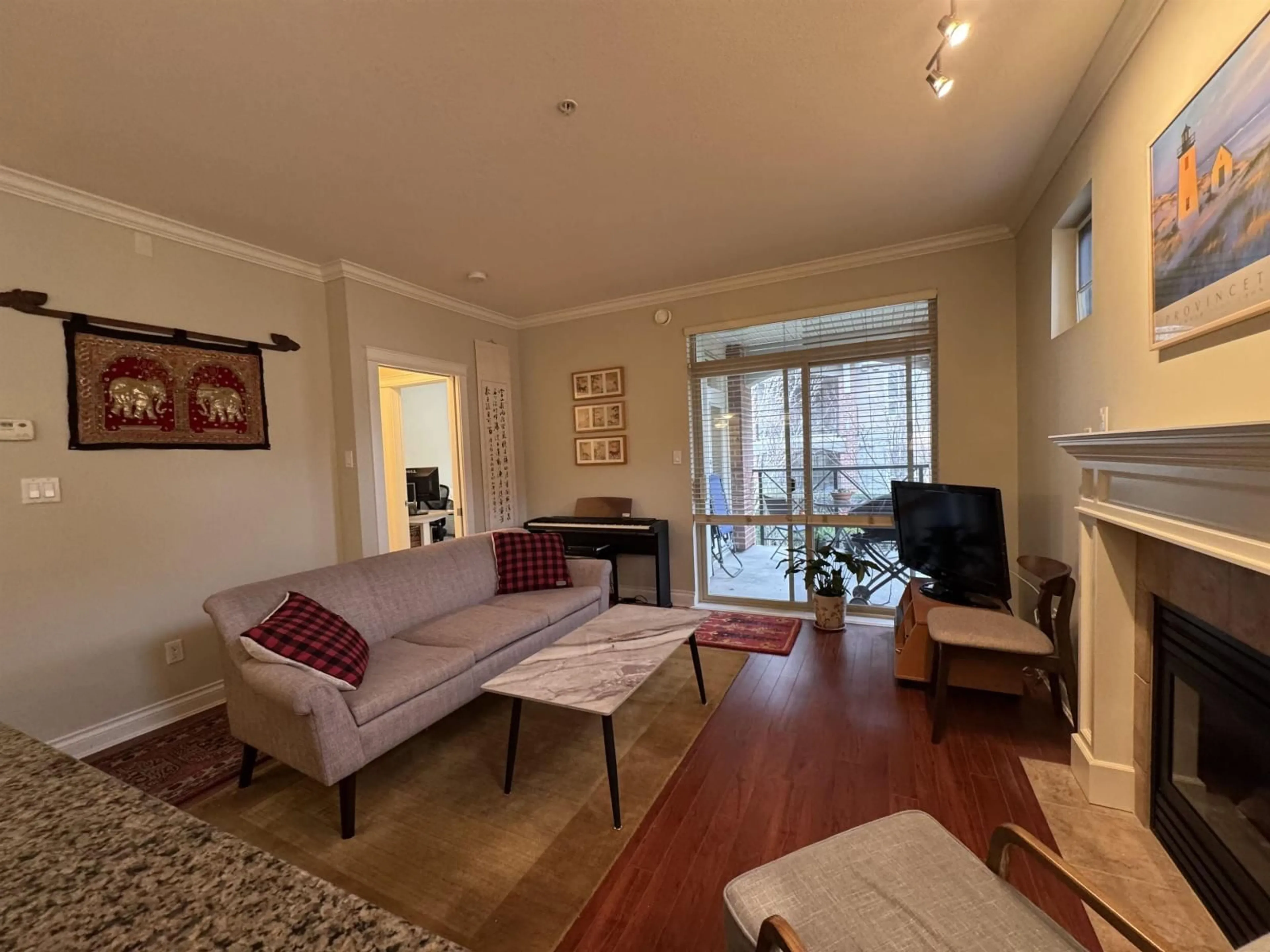 Living room with furniture, wood/laminate floor for 207 - 1787 154 STREET, Surrey British Columbia V4A4S1