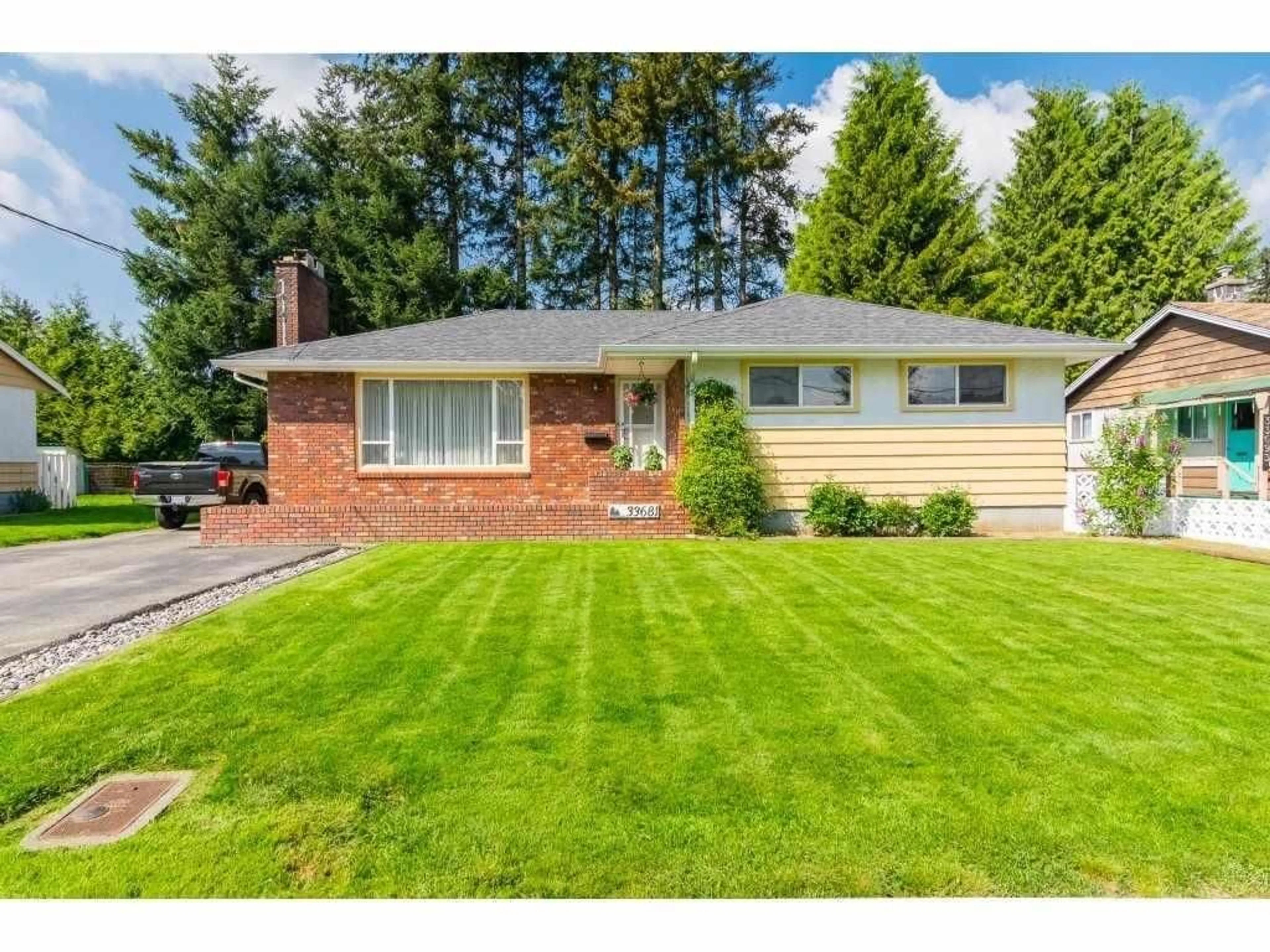 Home with vinyl exterior material, street for 33681 MAYFAIR AVENUE, Abbotsford British Columbia V2S1P7