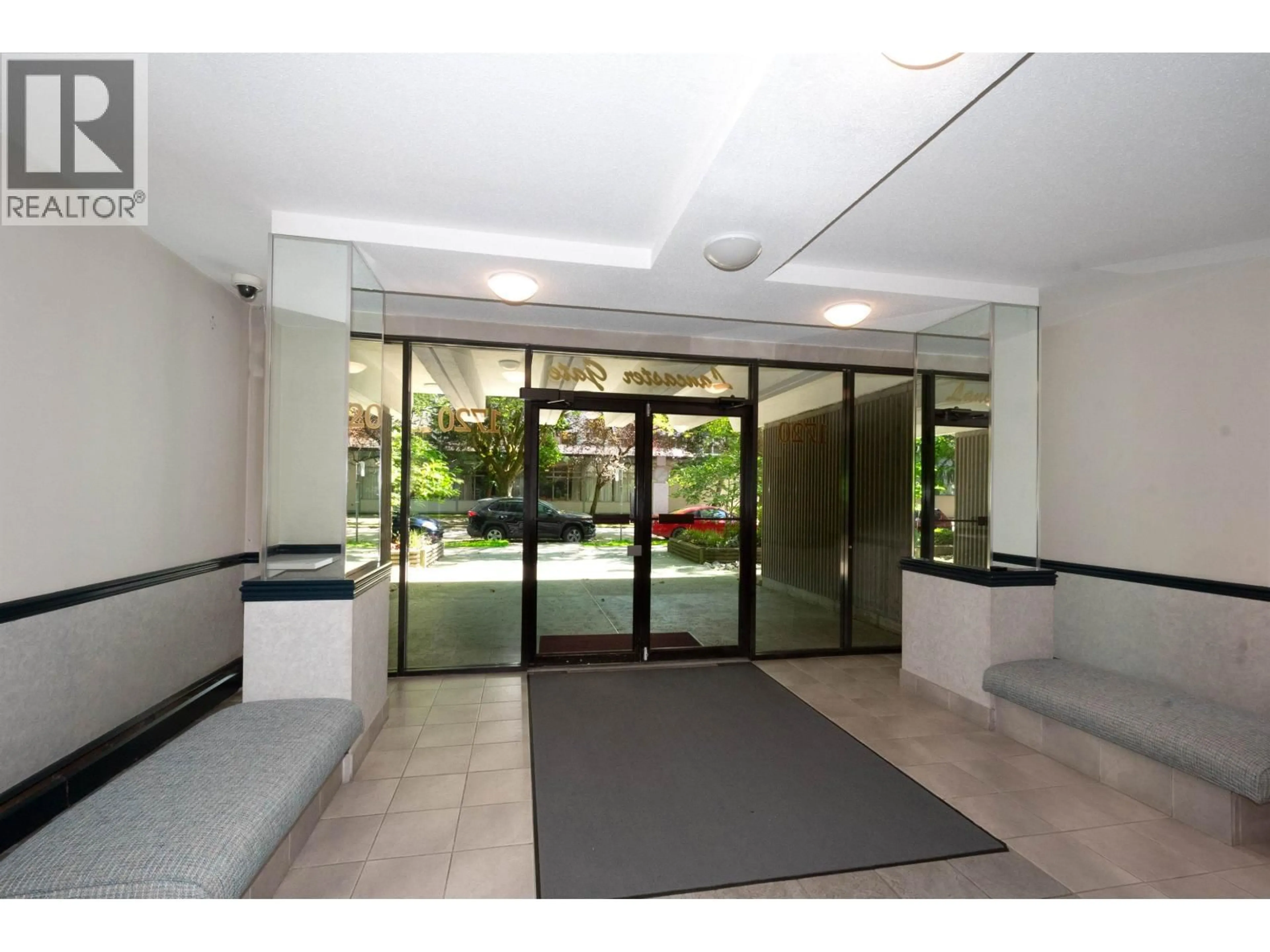 Indoor foyer for 304 - 1720 BARCLAY STREET, Vancouver British Columbia V6G1K4