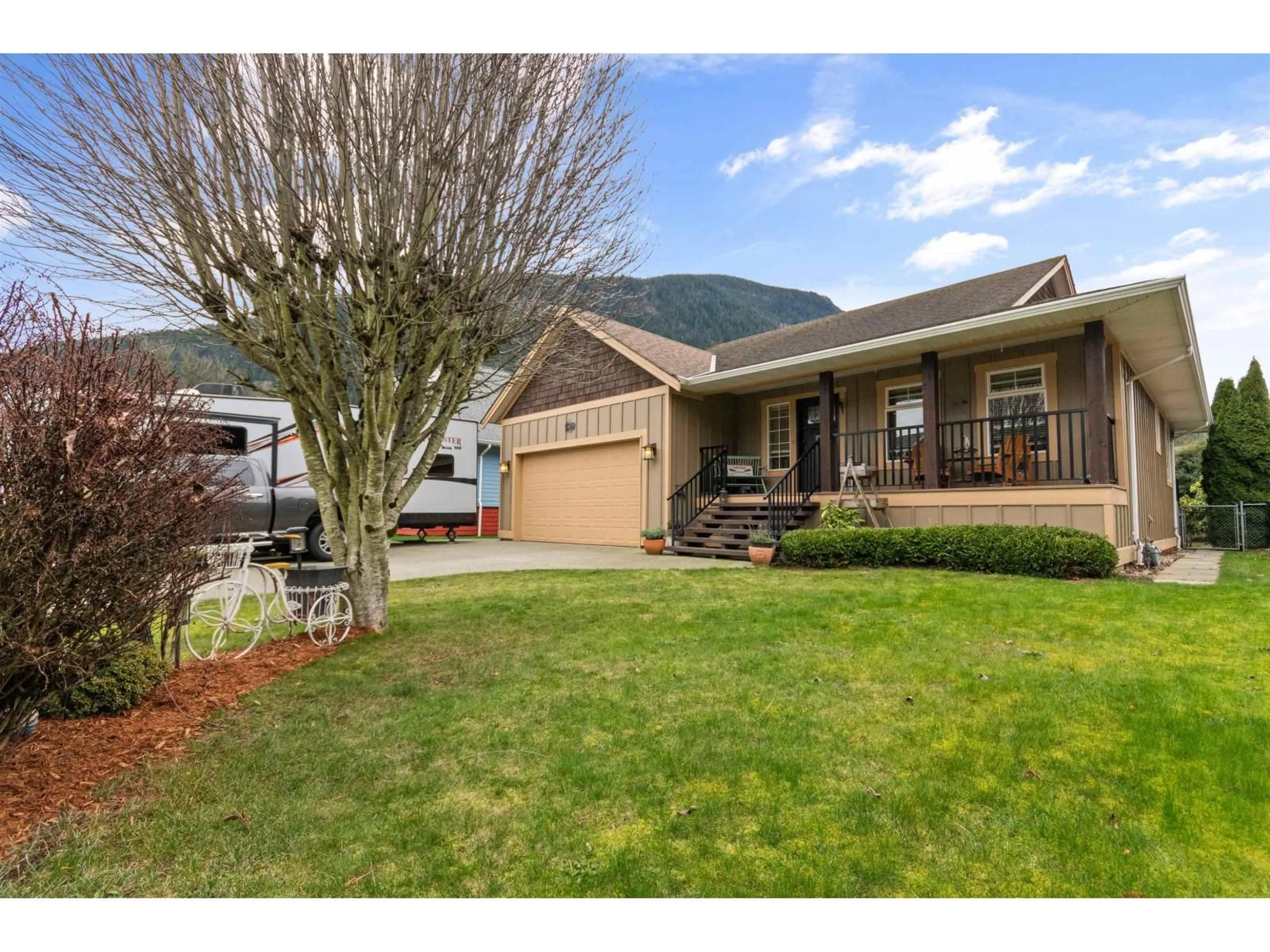 Home with vinyl exterior material, mountain view for 246 BALSAM AVENUE, Harrison Hot Springs British Columbia V0M1K0