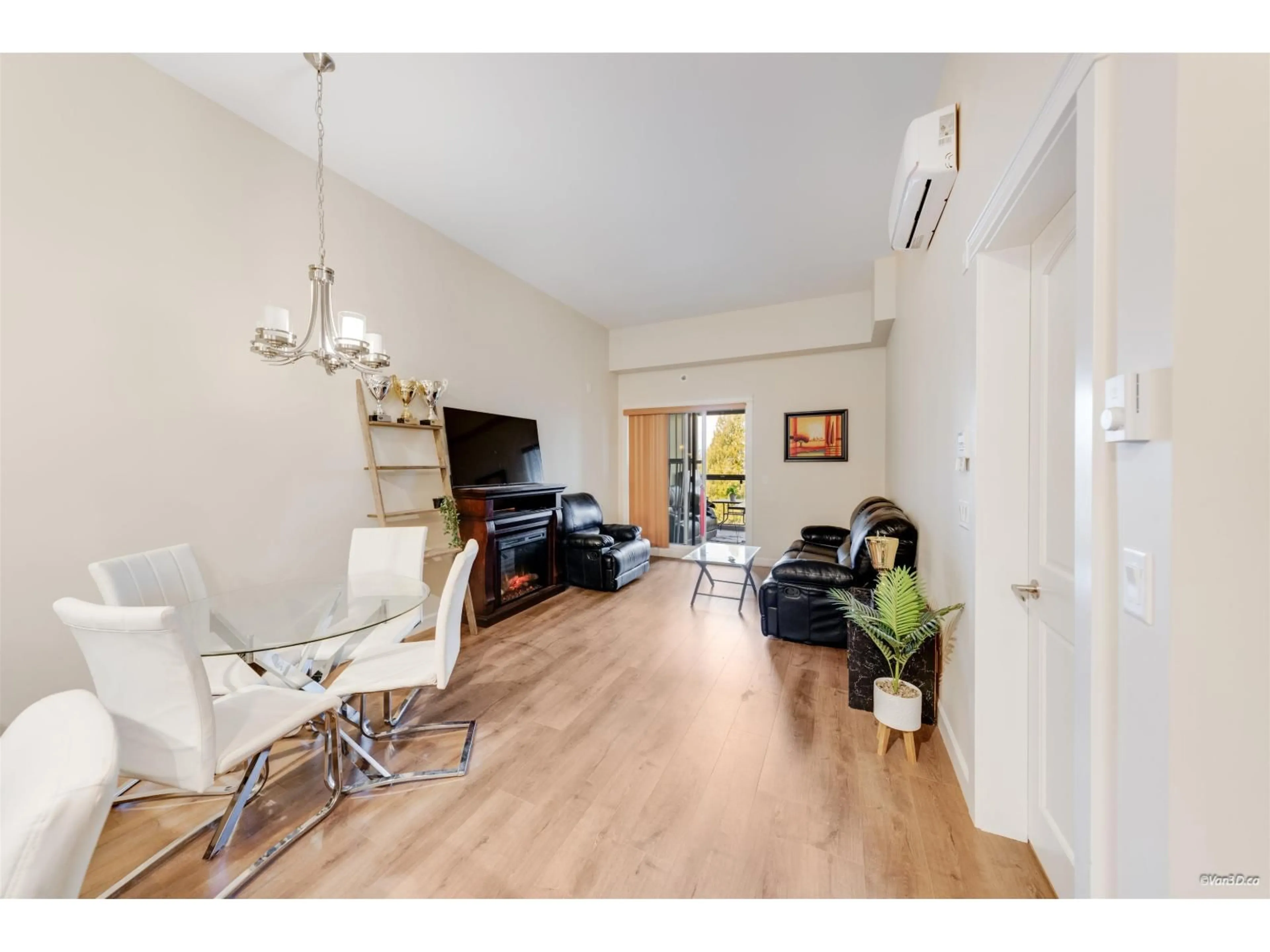 Living room with furniture, unknown for 618 - 20376 86TH AVENUE NORTH, Langley British Columbia V2Y3P8