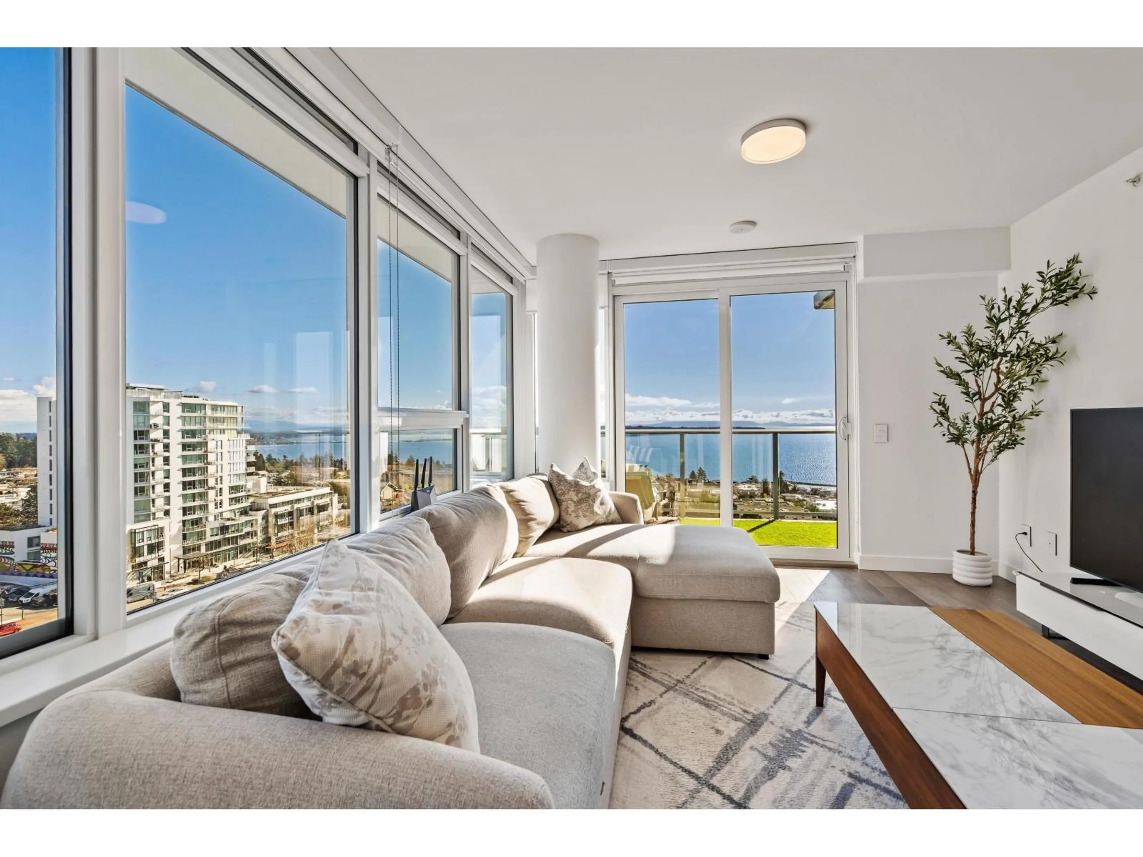 Living room with furniture, unknown for 1007 - 15165 THRIFT AVENUE, White Rock British Columbia V4B0C1