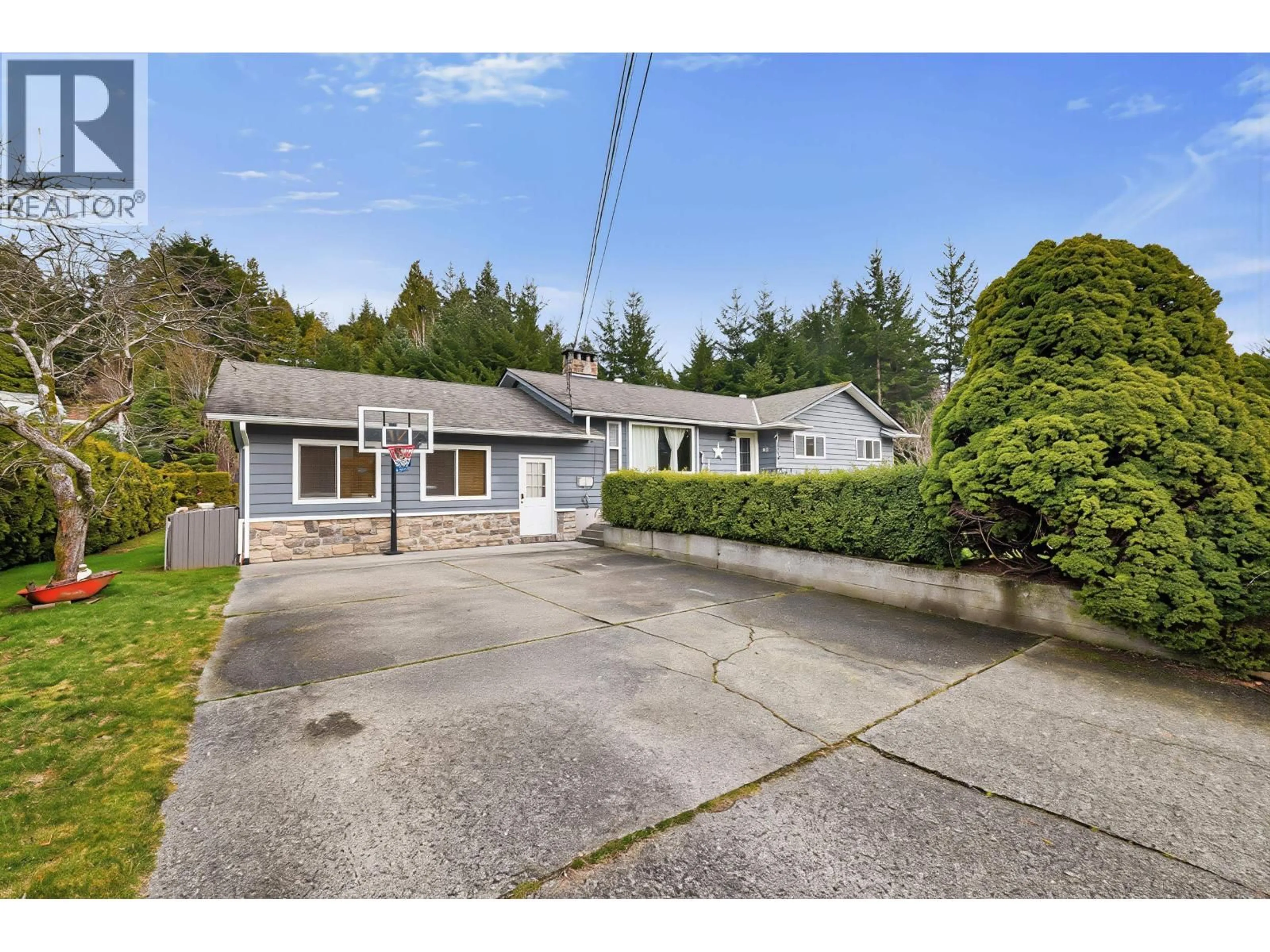 A pic from outside/outdoor area/front of a property/back of a property/a pic from drone, street for 2278 READ PLACE, Squamish British Columbia V0N1T0