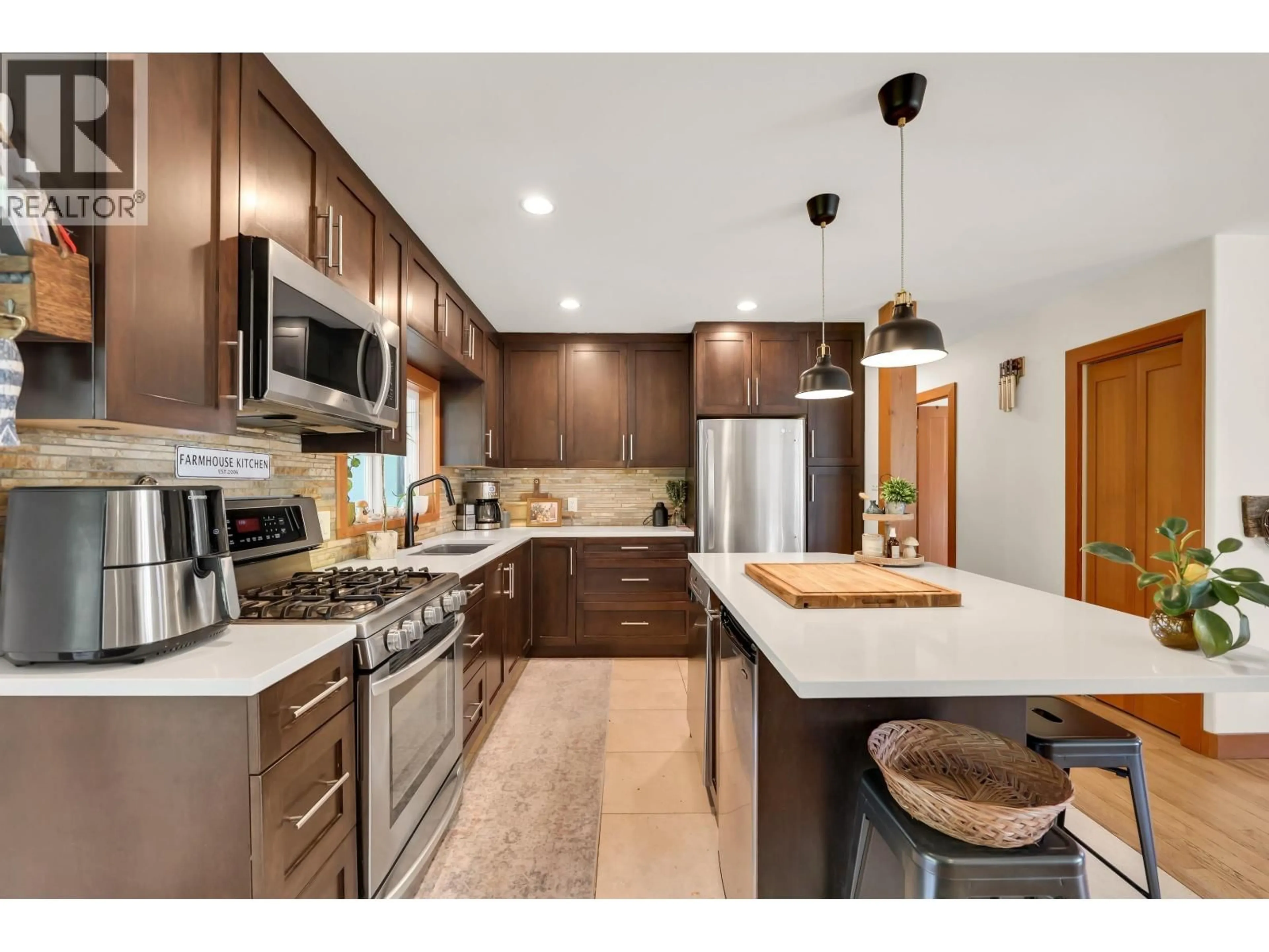 Open concept kitchen, unknown for 2278 READ PLACE, Squamish British Columbia V0N1T0