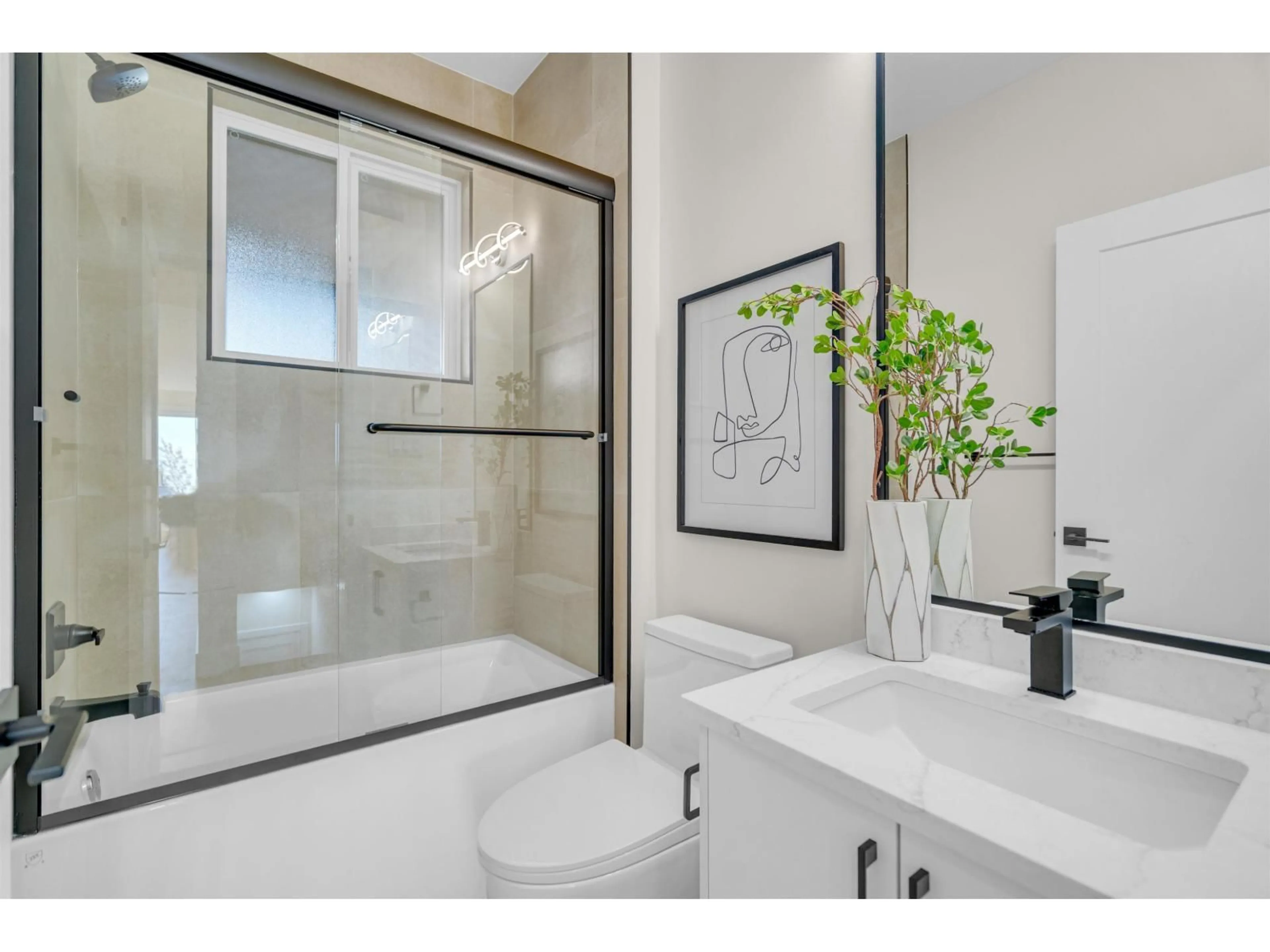 Contemporary bathroom, ceramic/tile floor for 33062 4TH AVENUE, Mission British Columbia V2V1S5
