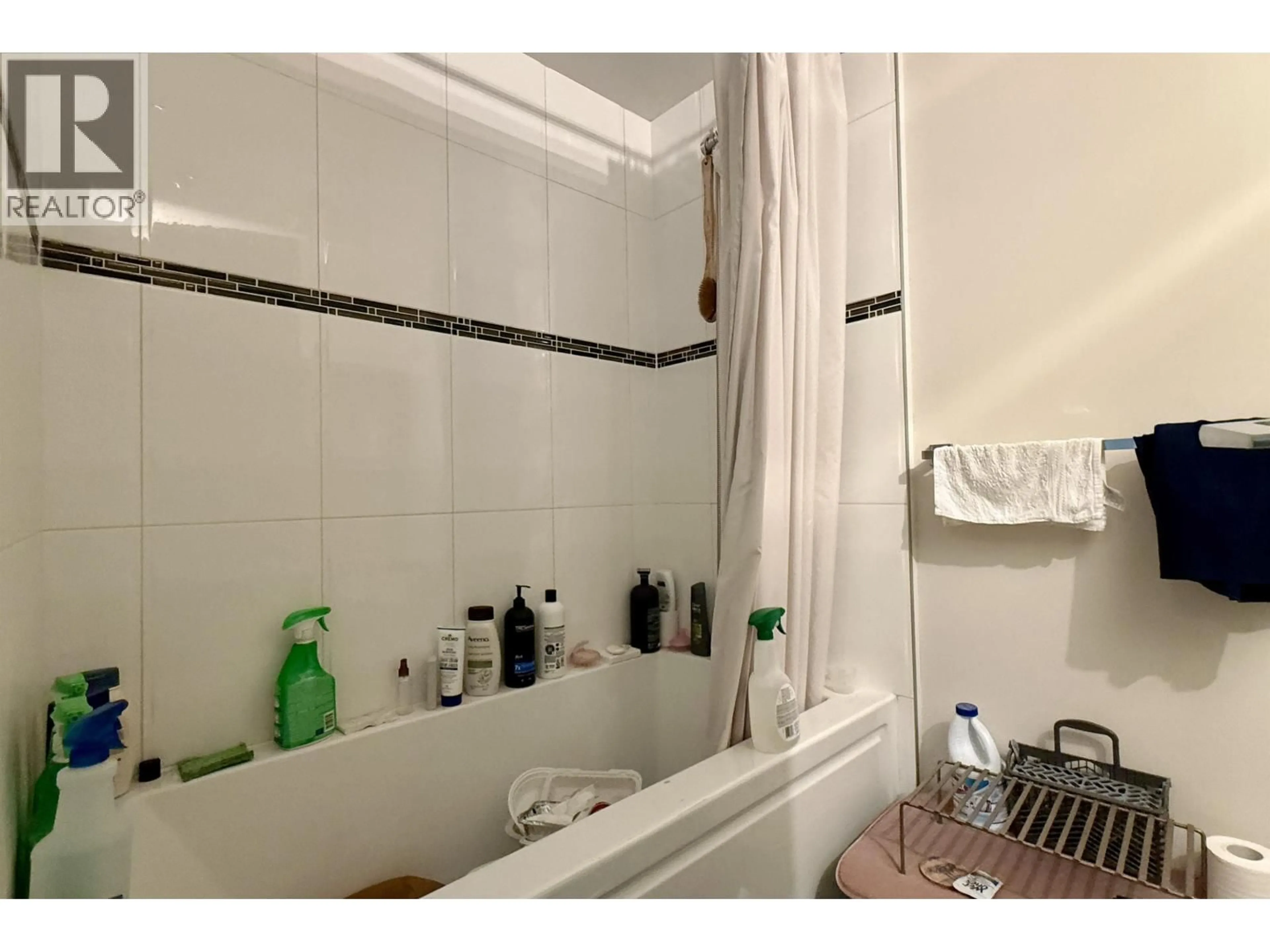 Standard bathroom, ceramic/tile floor for 403 16TH AVENUE, Vancouver British Columbia V5T2T8