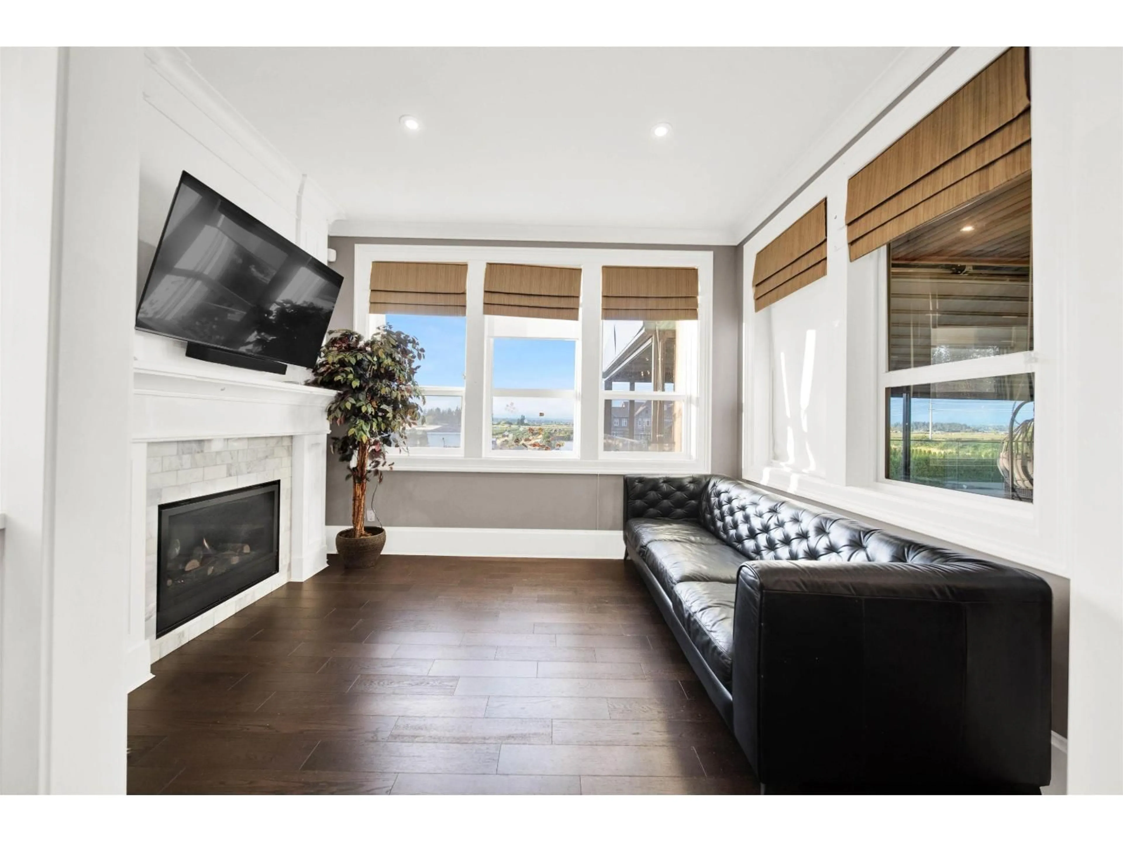 Living room with furniture, wood/laminate floor for 15957 39A AVENUE, Surrey British Columbia V3Z0Y3