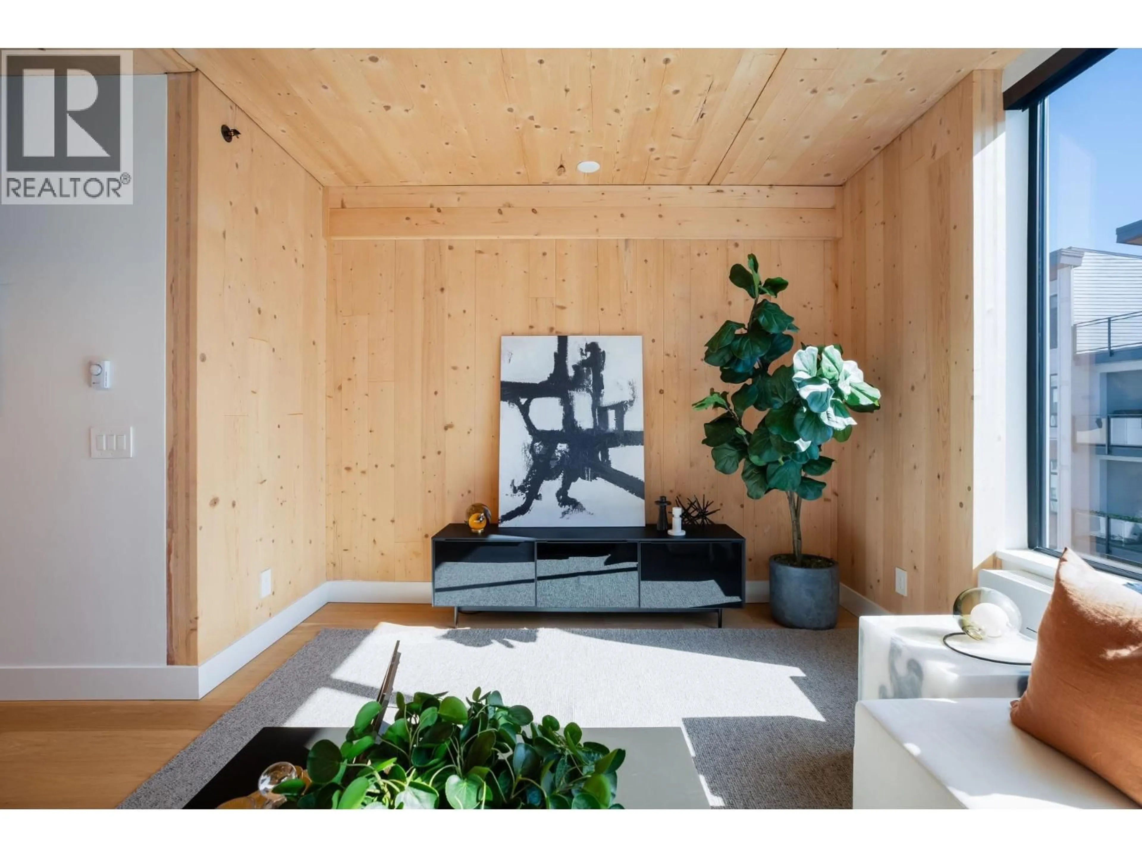 Indoor entryway for 414 - 310 SALTER STREET, New Westminster British Columbia V3M0N7