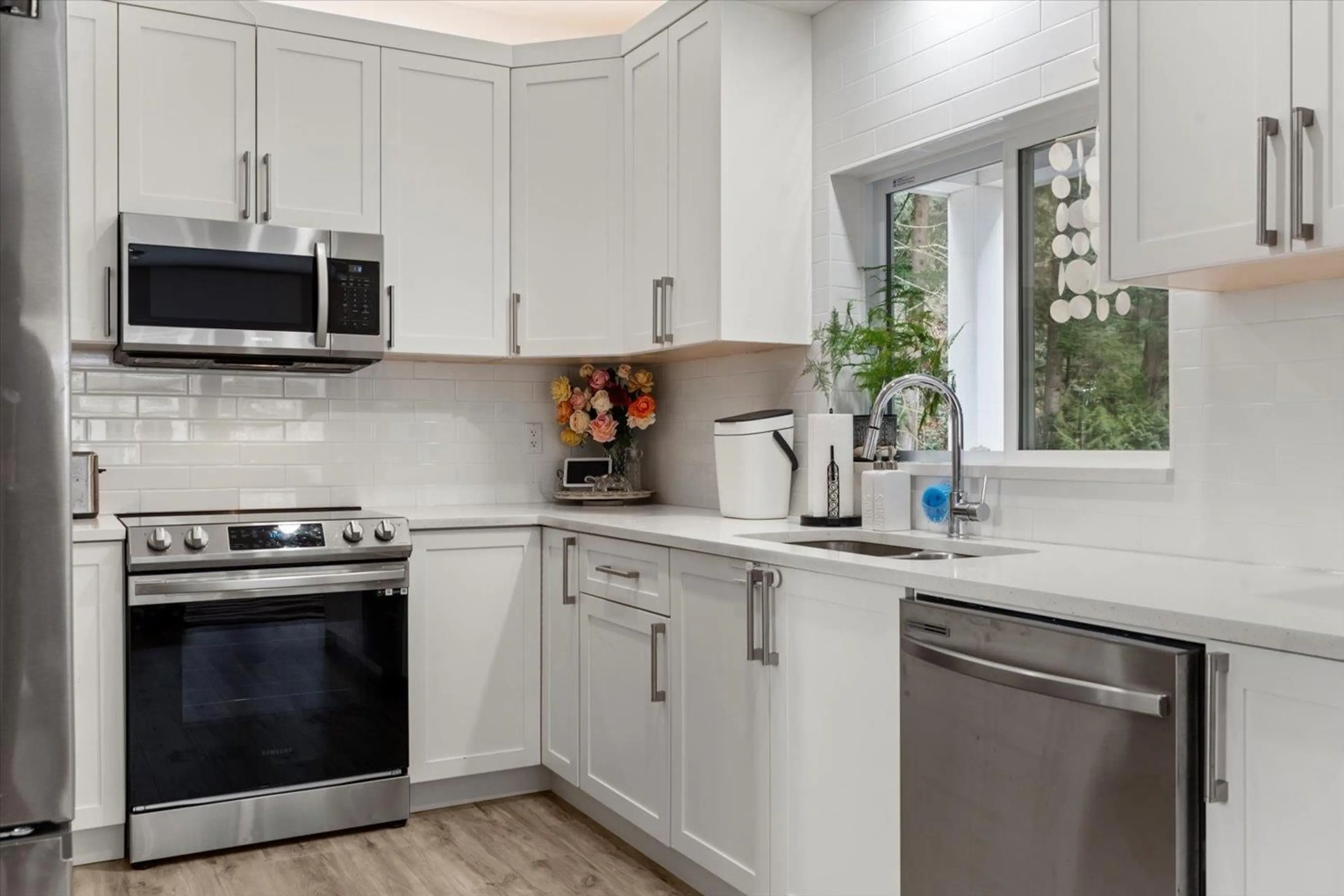 Open concept kitchen, ceramic/tile floor for 17 - 750 HOT SPRINGS ROAD, Harrison Hot Springs British Columbia V0M1K0