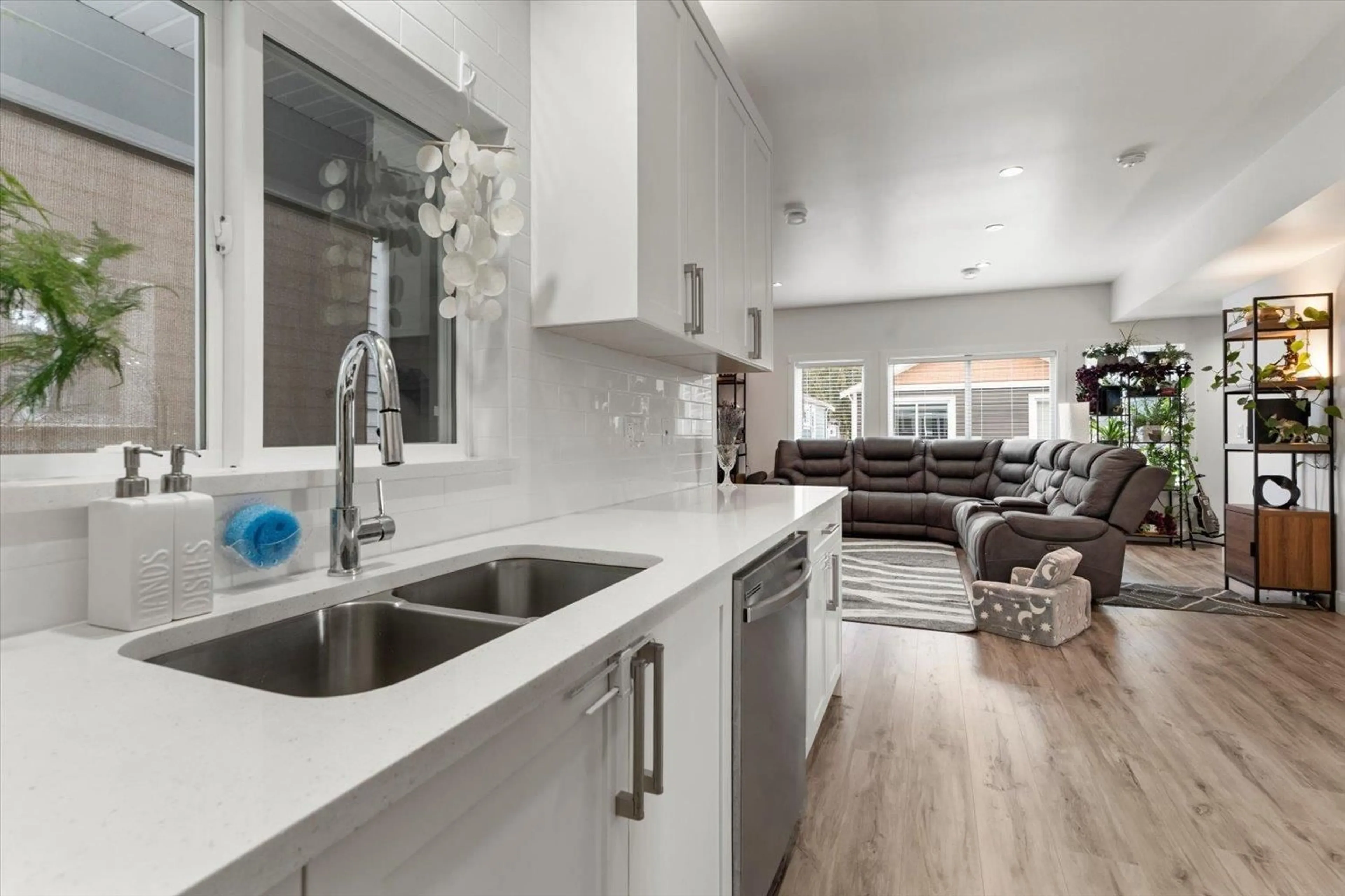 Open concept kitchen, ceramic/tile floor for 17 - 750 HOT SPRINGS ROAD, Harrison Hot Springs British Columbia V0M1K0
