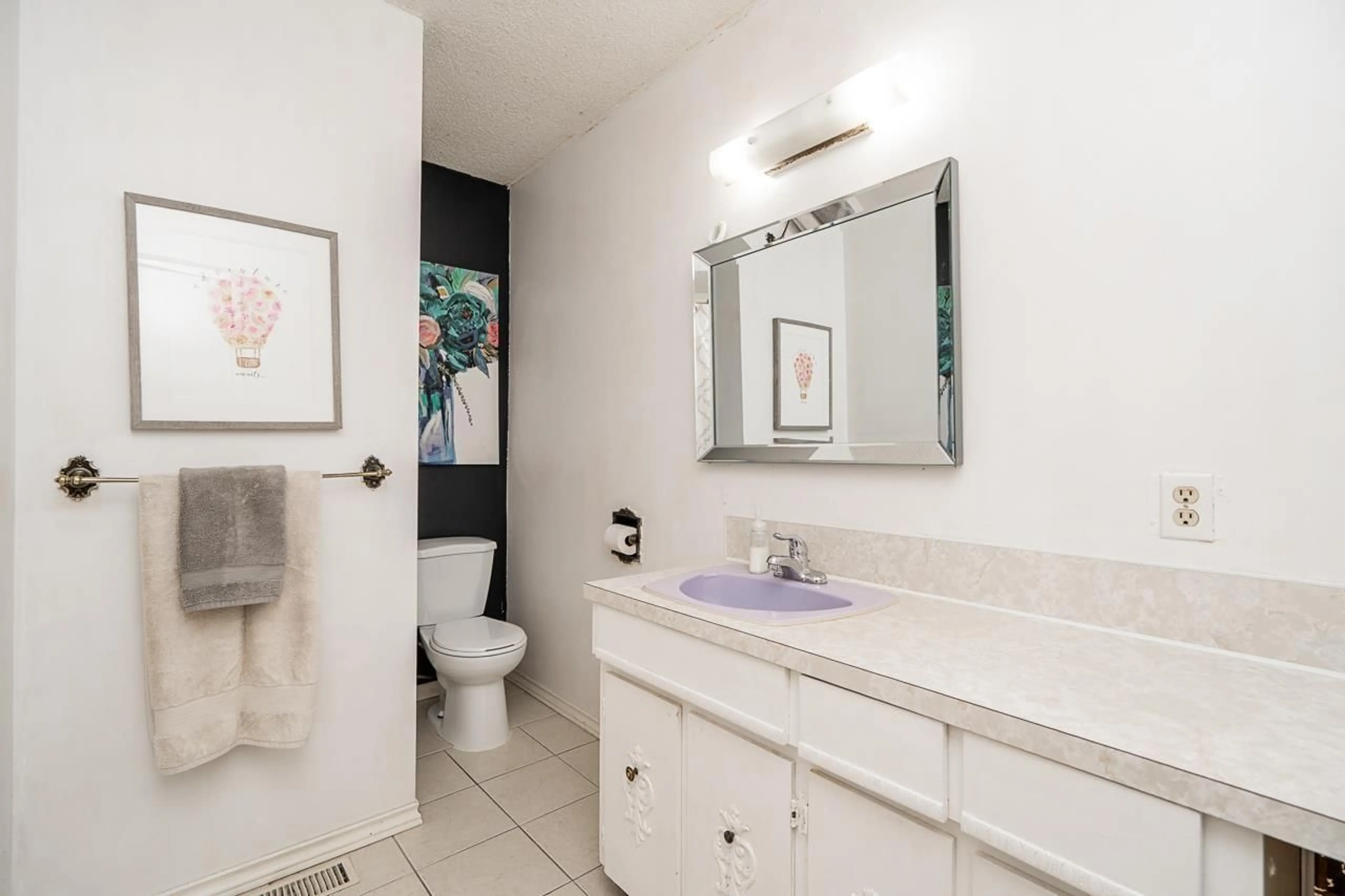 Standard bathroom, ceramic/tile floor for 7072 BREWSTER DRIVE EAST, Delta British Columbia V4E1V6