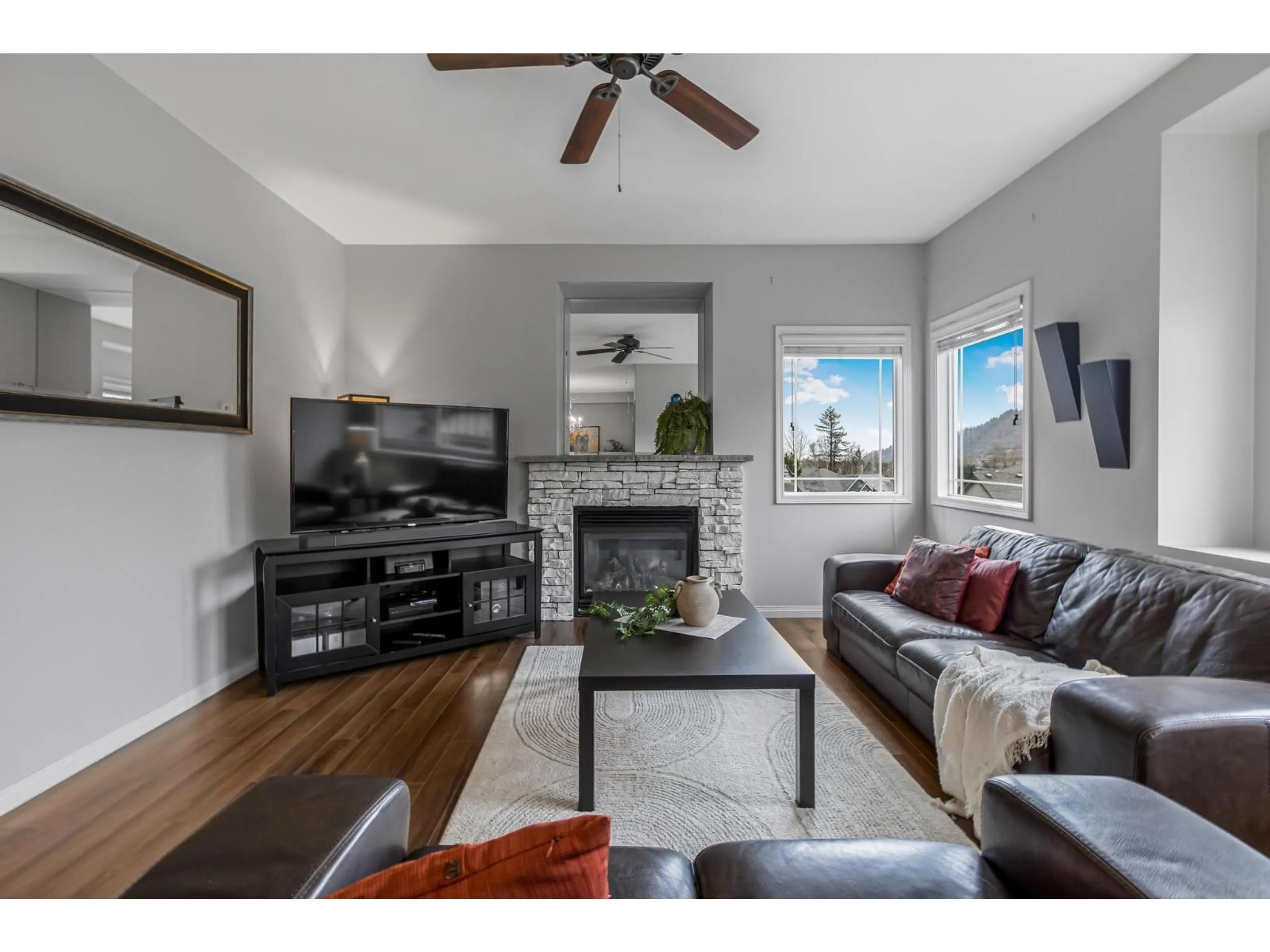 Living room with furniture, wood/laminate floor for 33 - 45957 SHERWOOD DRIVE, Chilliwack British Columbia V2R5Y2