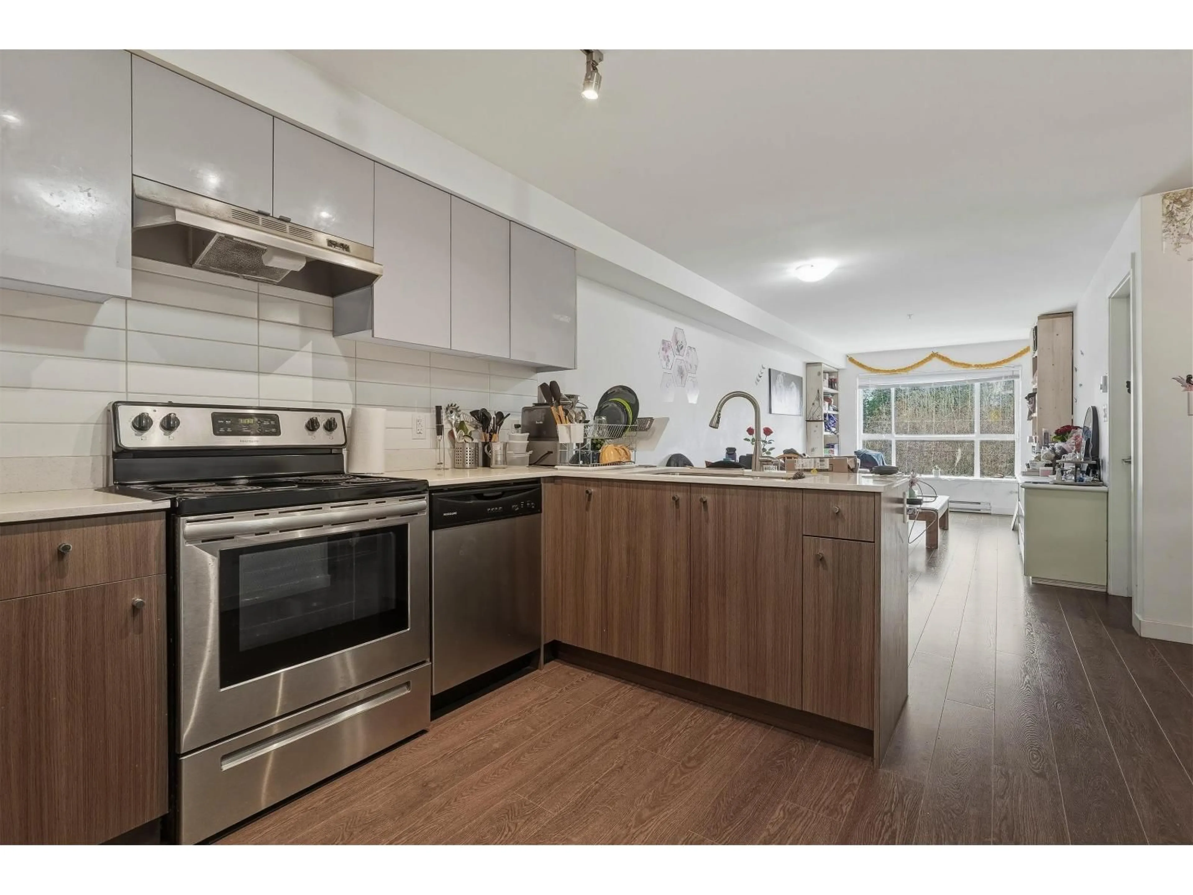 Open concept kitchen, unknown for 313 - 10688 140 STREET, Surrey British Columbia V3T0M6