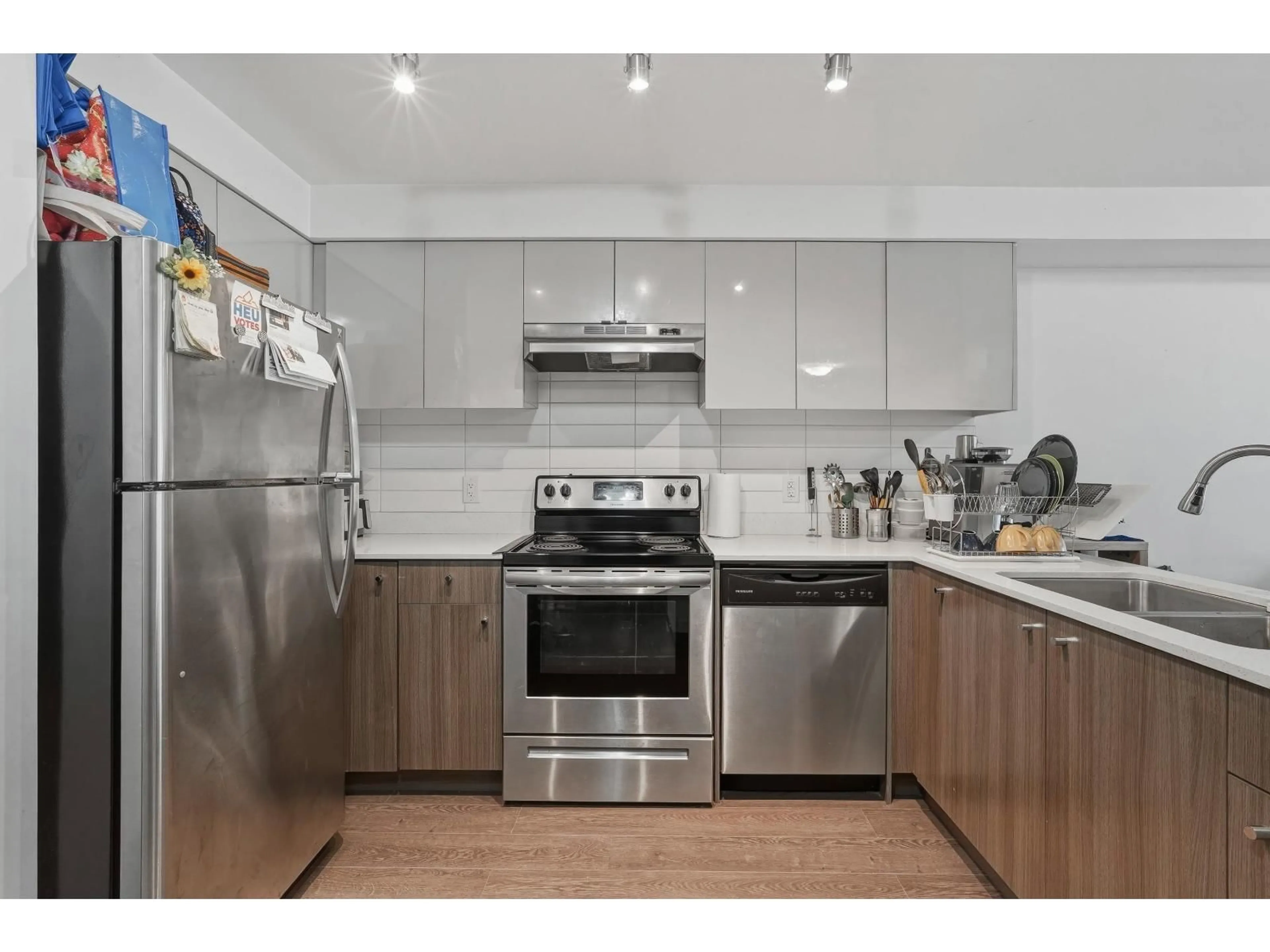Standard kitchen, wood/laminate floor for 313 - 10688 140 STREET, Surrey British Columbia V3T0M6