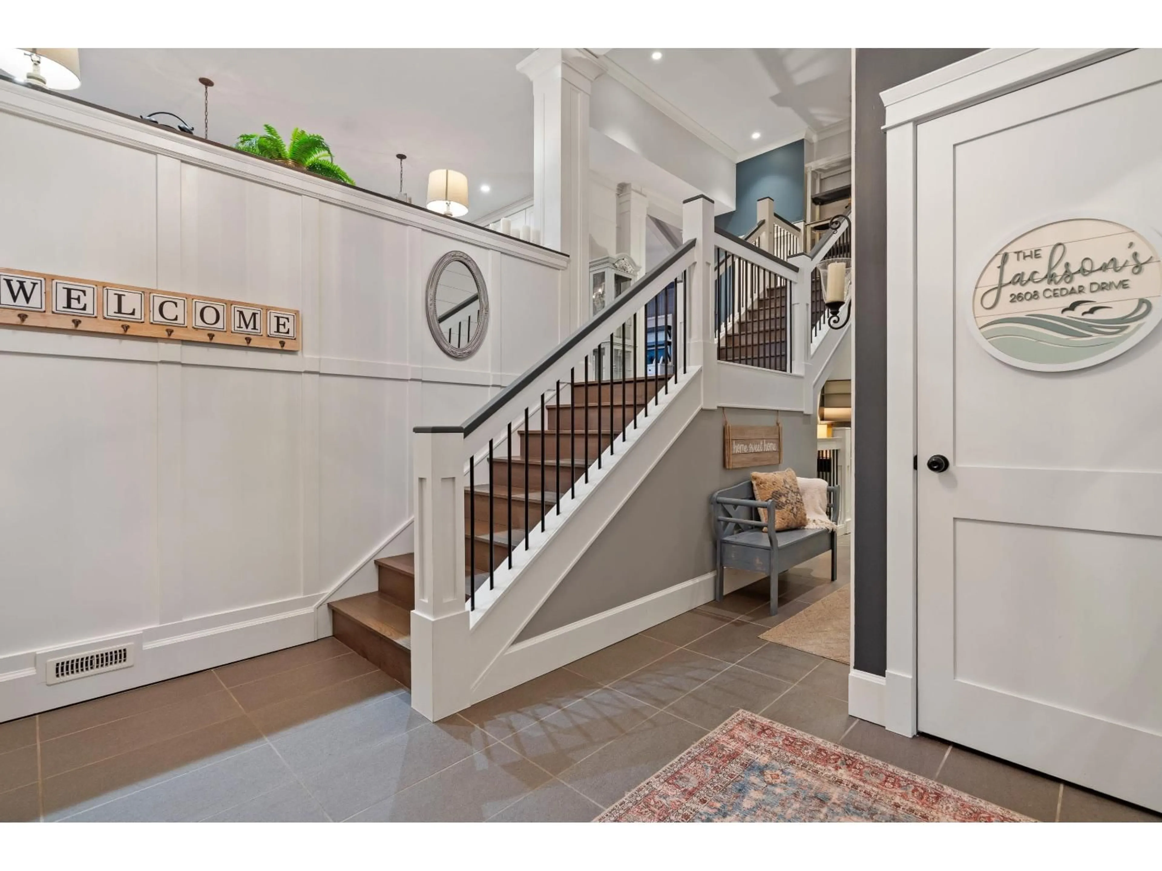 Indoor entryway for 2608 CEDAR DRIVE, Surrey British Columbia V4A3K6