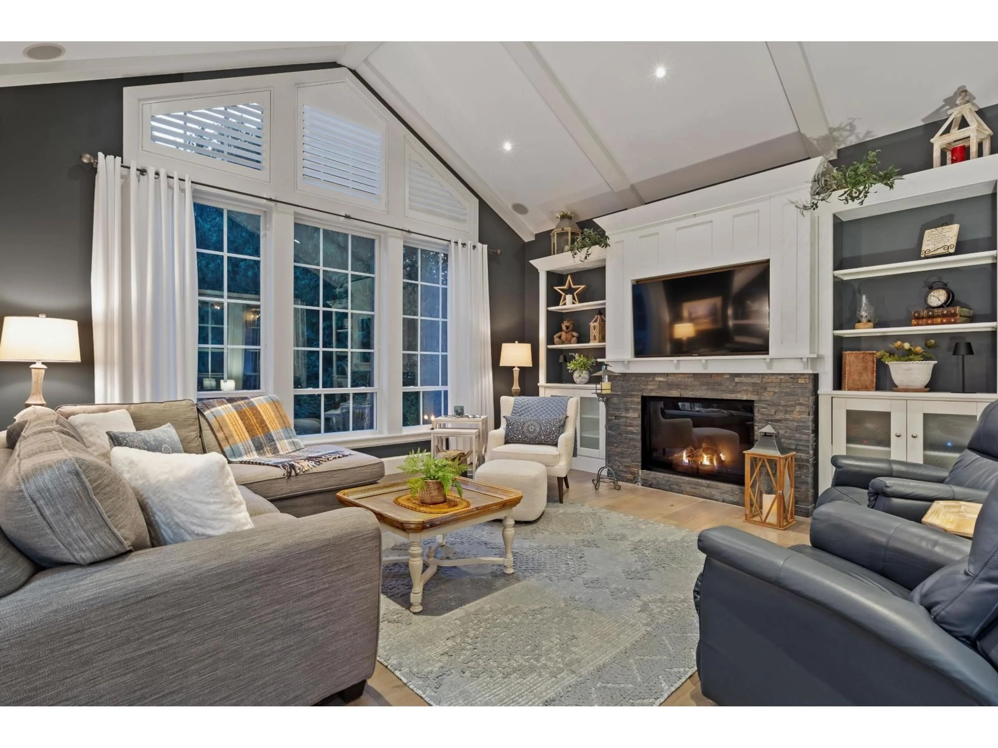 Living room with furniture, unknown for 2608 CEDAR DRIVE, Surrey British Columbia V4A3K6