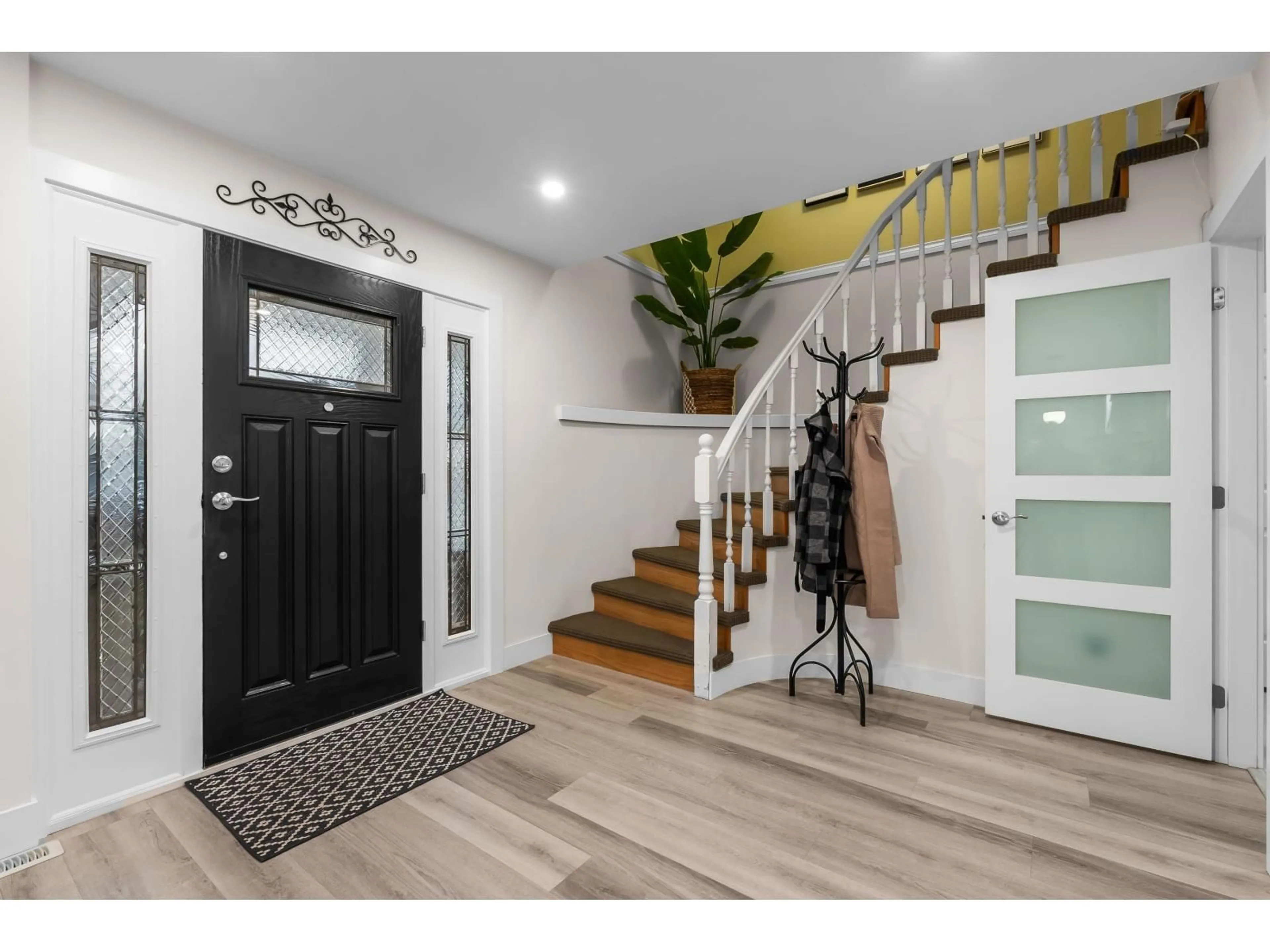 Indoor entryway for 3774 QUALICUM CLOSE, Abbotsford British Columbia V2T5A5