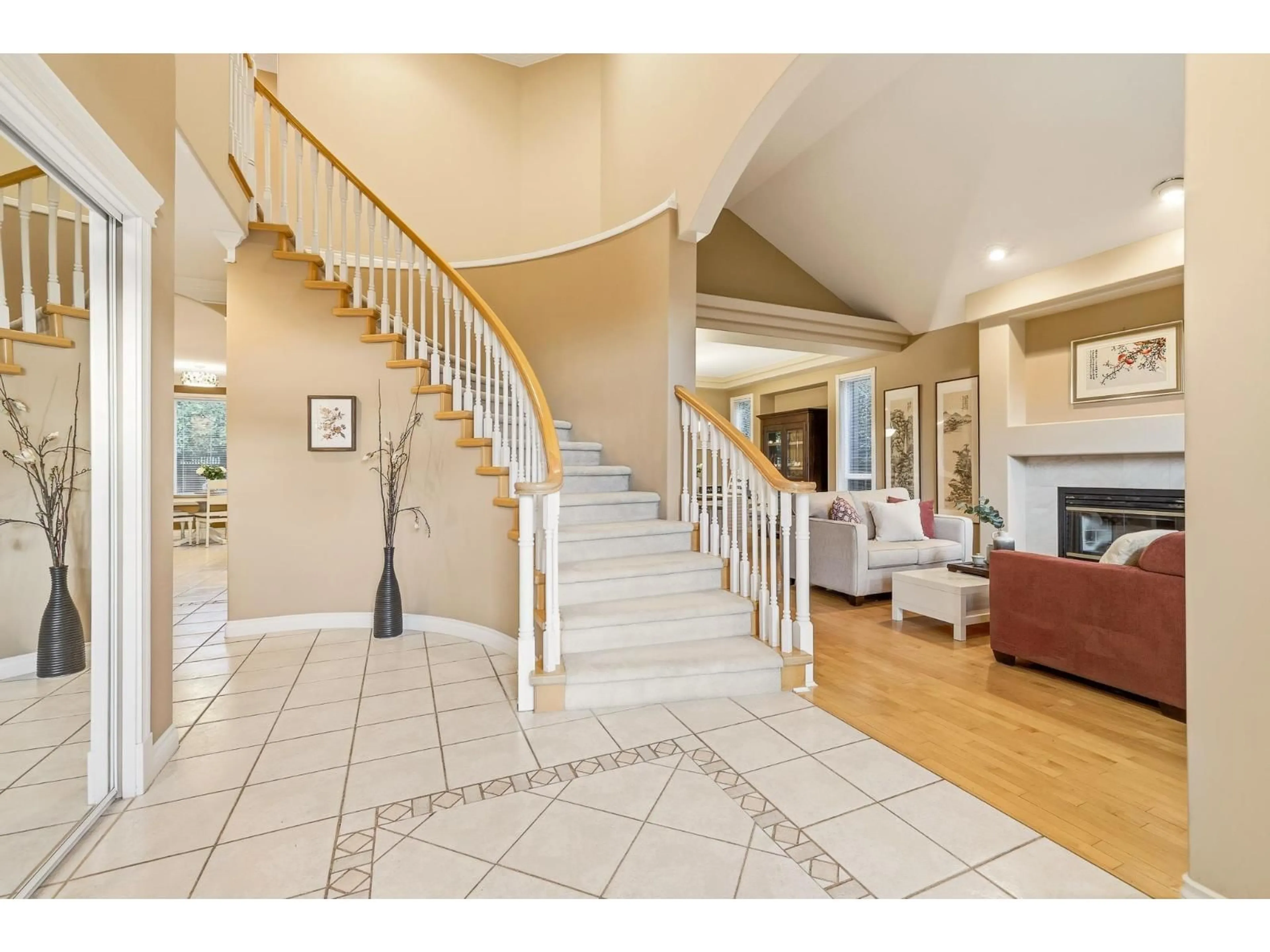 Indoor foyer for 3528 CANTERBURY DRIVE, Surrey British Columbia V3Z0G8