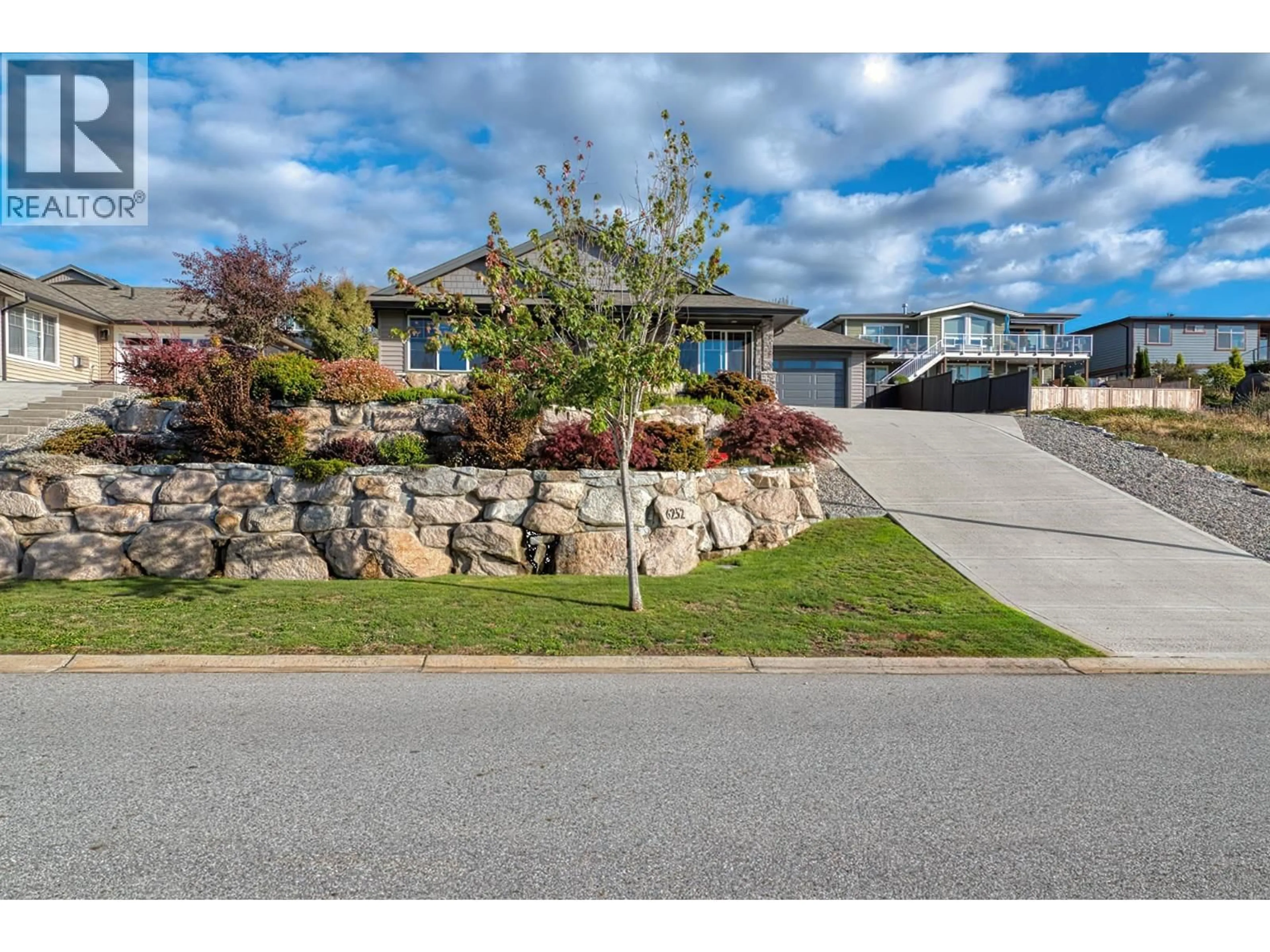 A pic from outside/outdoor area/front of a property/back of a property/a pic from drone, street for 6252 ORACLE ROAD, Sechelt British Columbia V7Z0N7