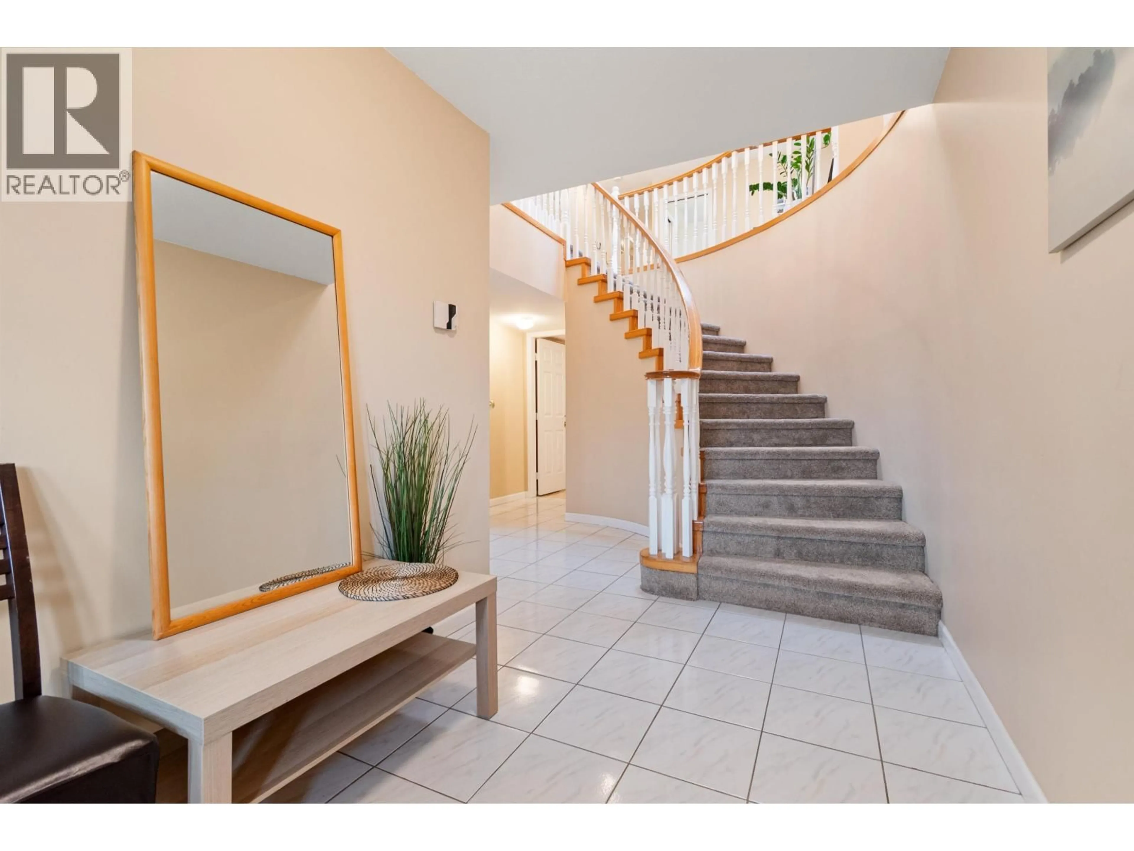 Indoor foyer for 3268 VINCENT STREET, Port Coquitlam British Columbia V3B3T4