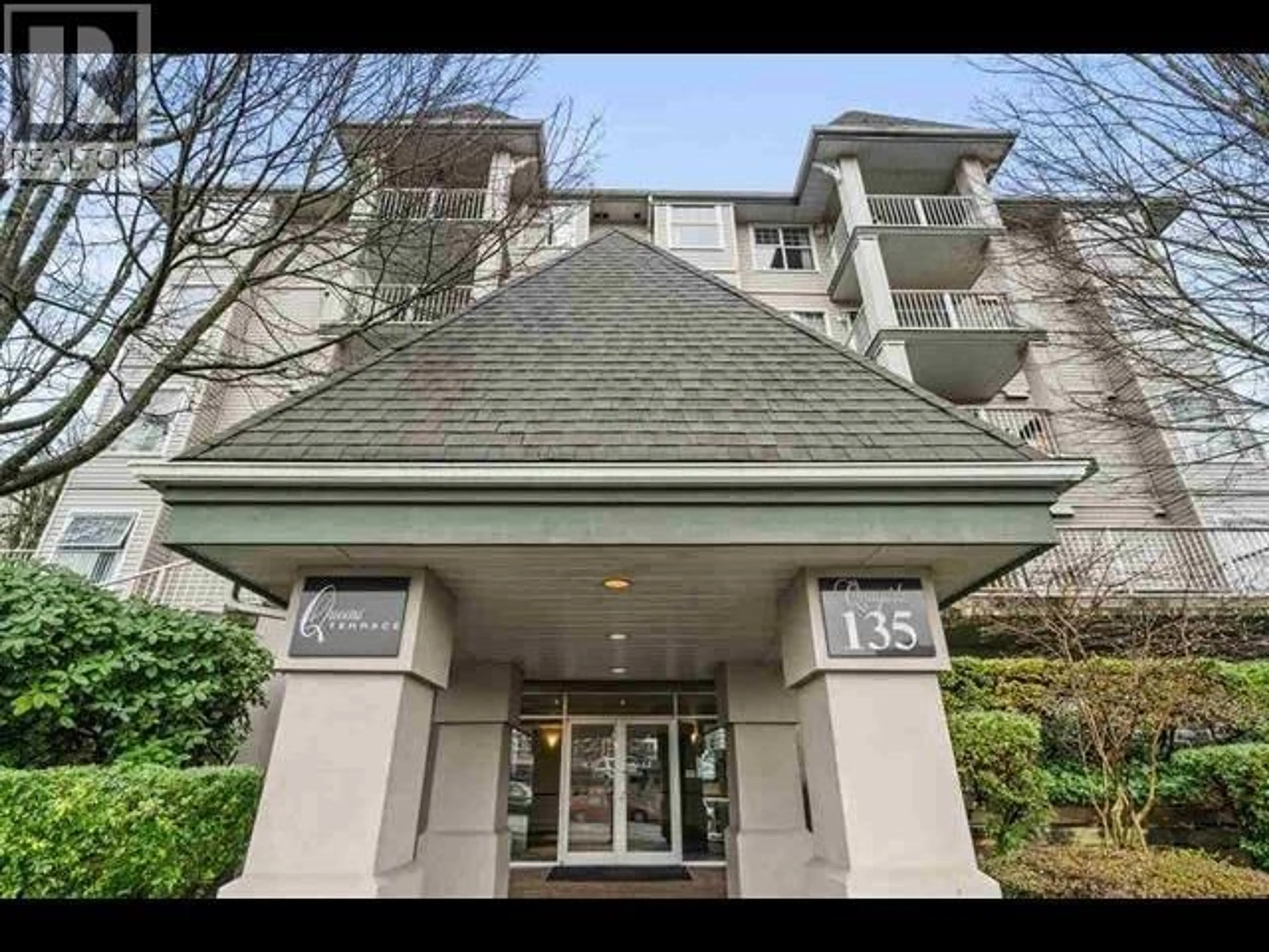 Indoor foyer for 304 - 135 ELEVENTH STREET, New Westminster British Columbia V3M4C7