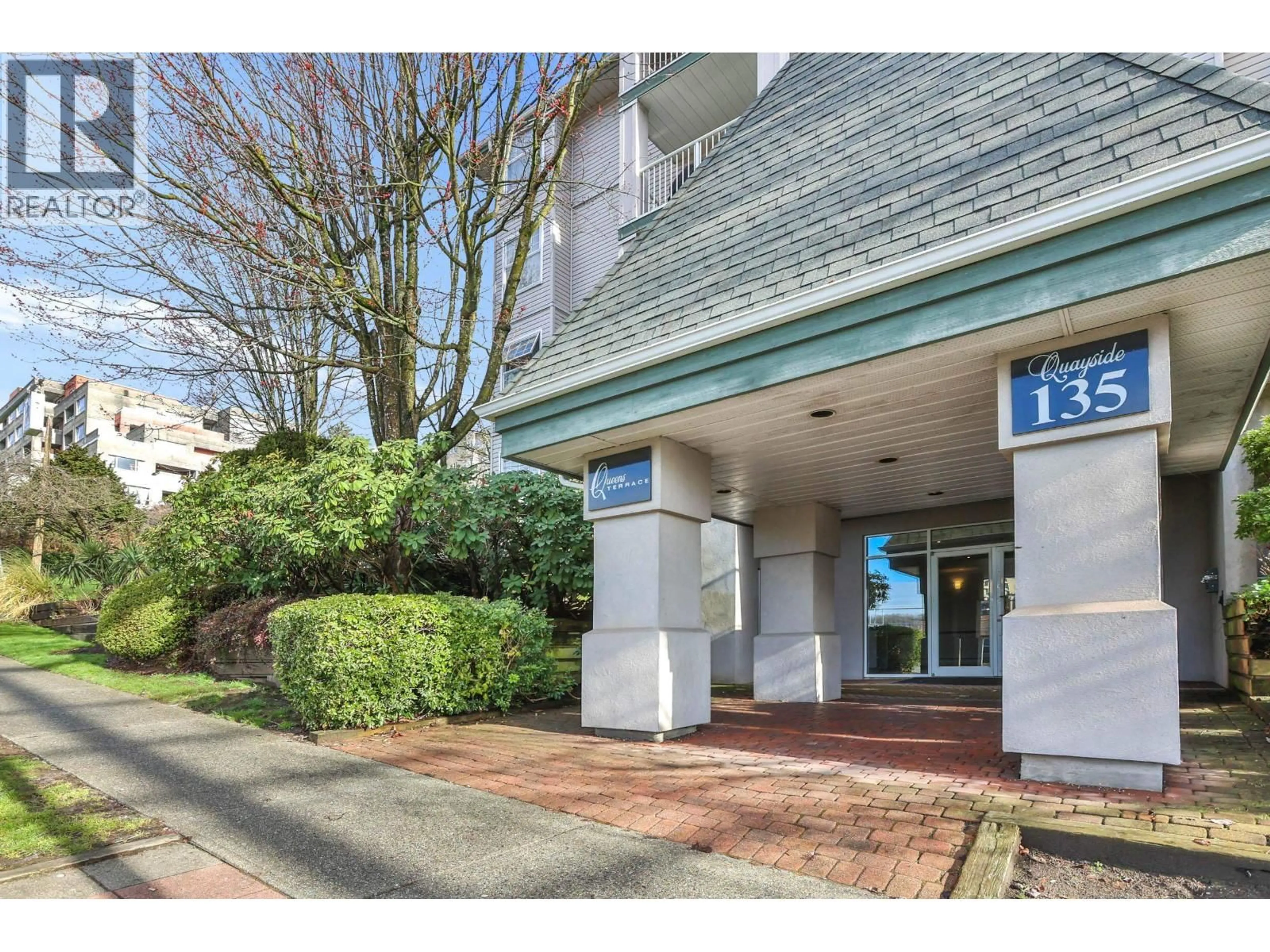 Indoor foyer for 304 - 135 ELEVENTH STREET, New Westminster British Columbia V3M4C7