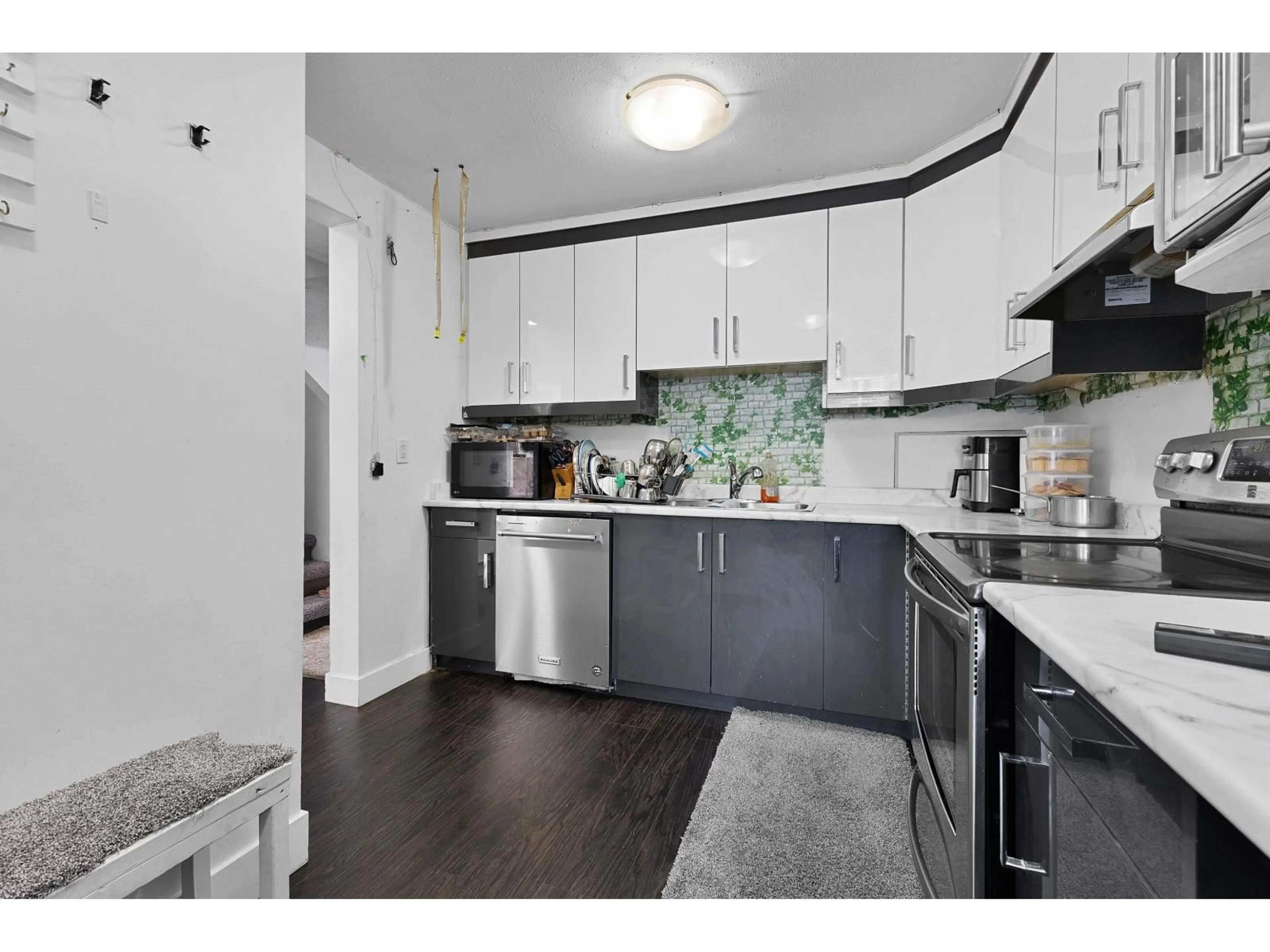 Open concept kitchen, ceramic/tile floor for 22 - 3075 TRETHEWEY STREET, Abbotsford British Columbia V2T3R4