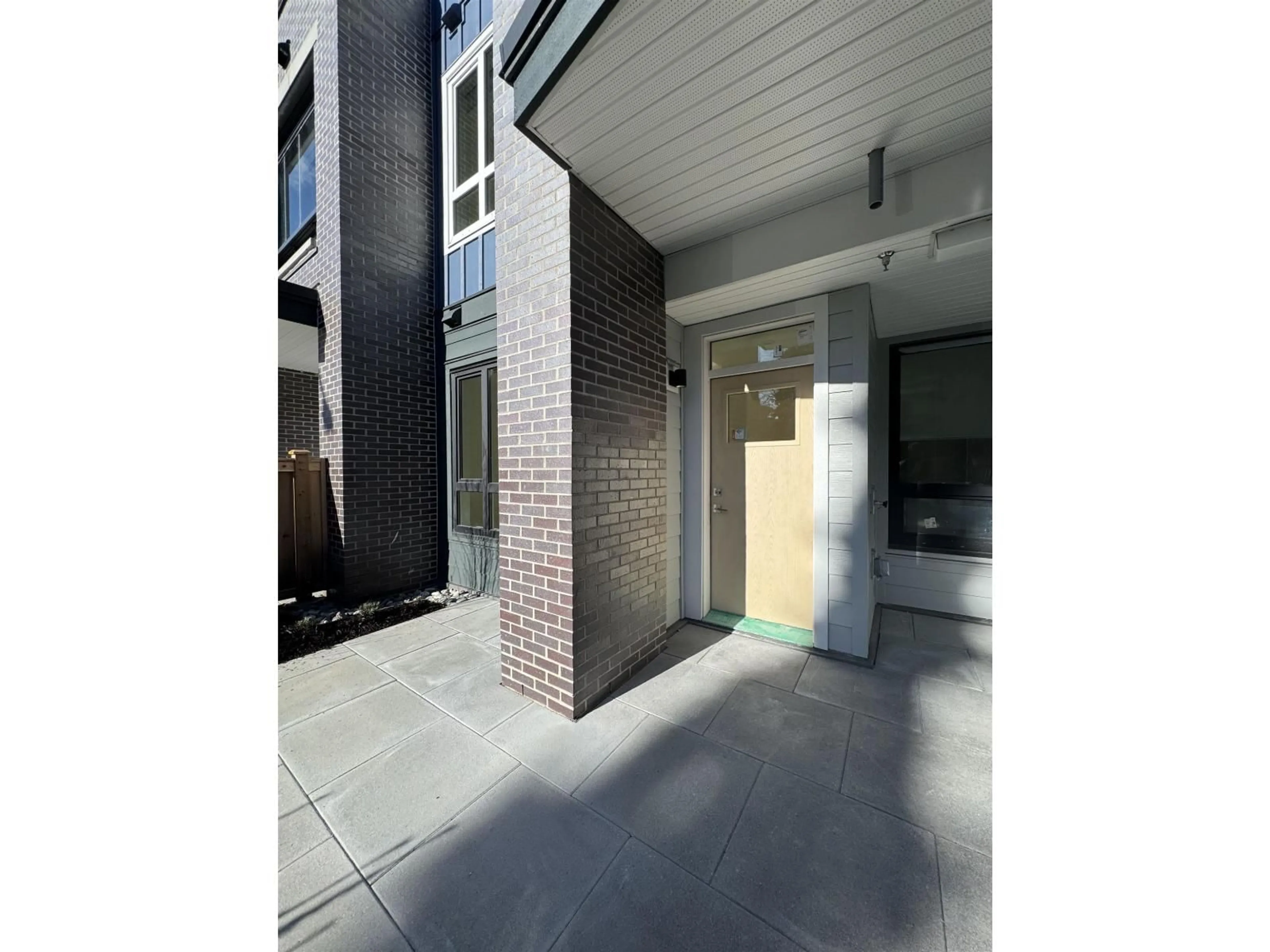 Indoor foyer for 117 - 13777 75A AVENUE, Surrey British Columbia V3W3W4