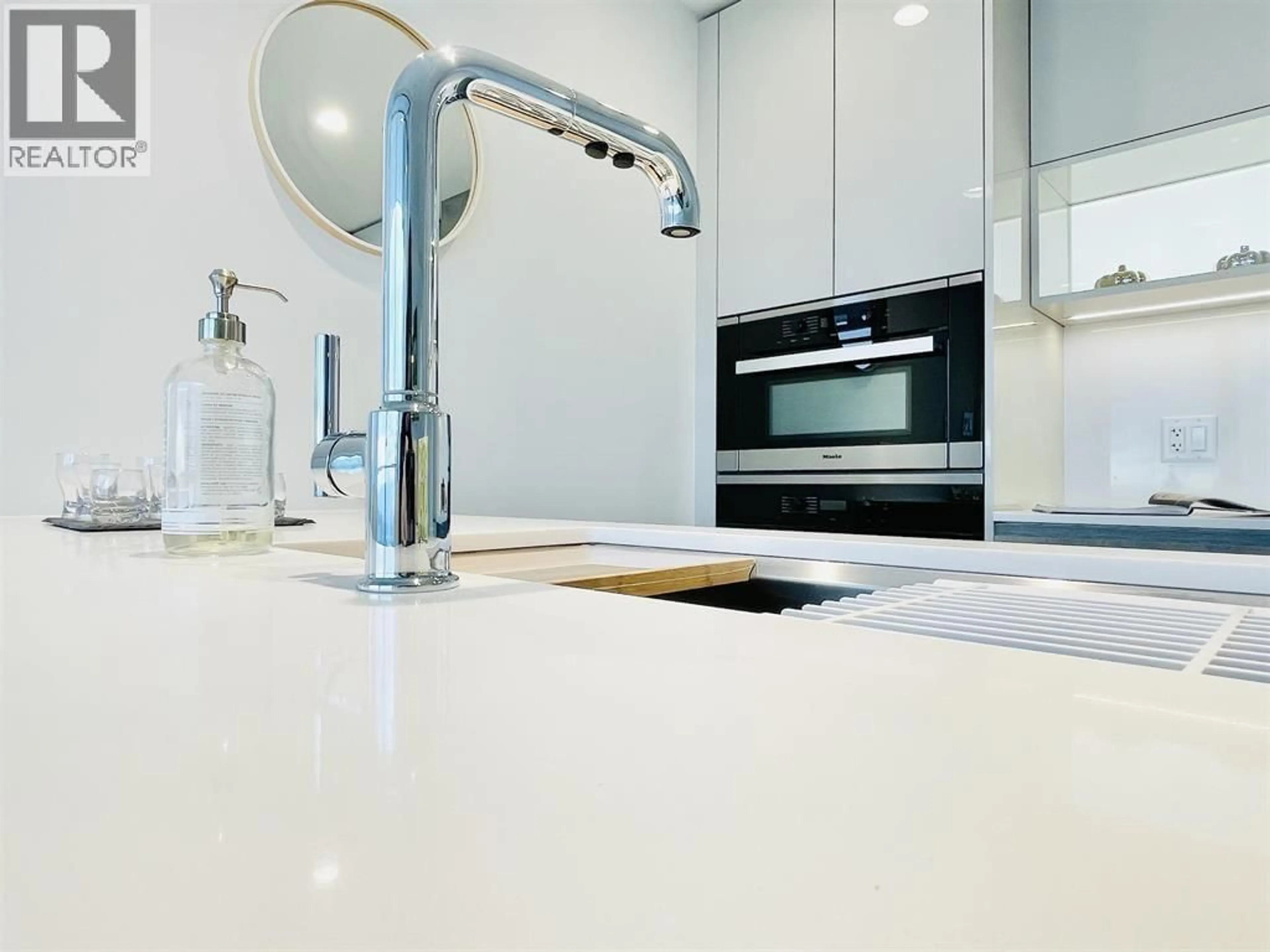 Contemporary kitchen, ceramic/tile floor for 1506 - 6511 SUSSEX AVENUE, Burnaby British Columbia V5H0K5