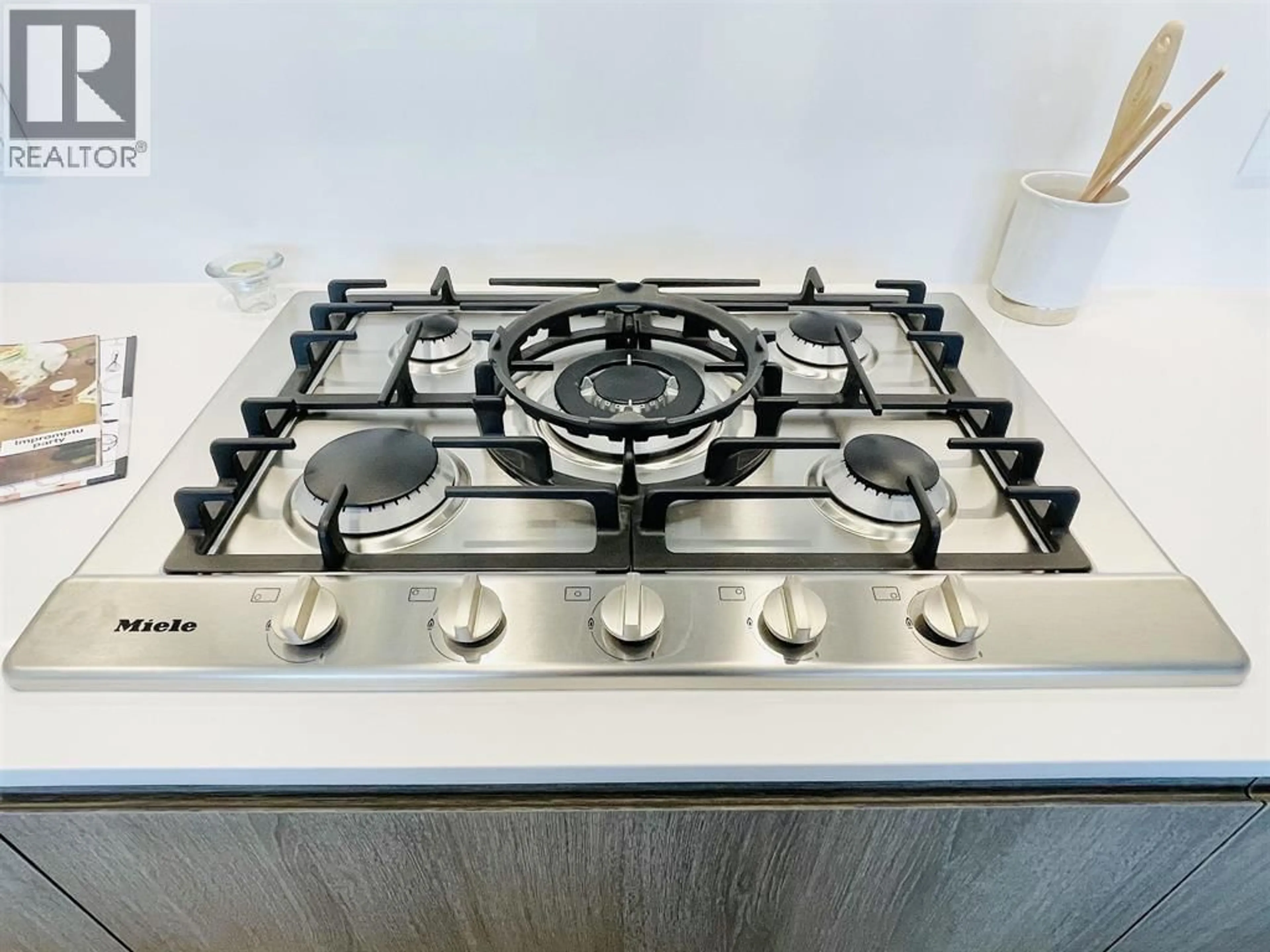 Standard kitchen, unknown for 1506 - 6511 SUSSEX AVENUE, Burnaby British Columbia V5H0K5