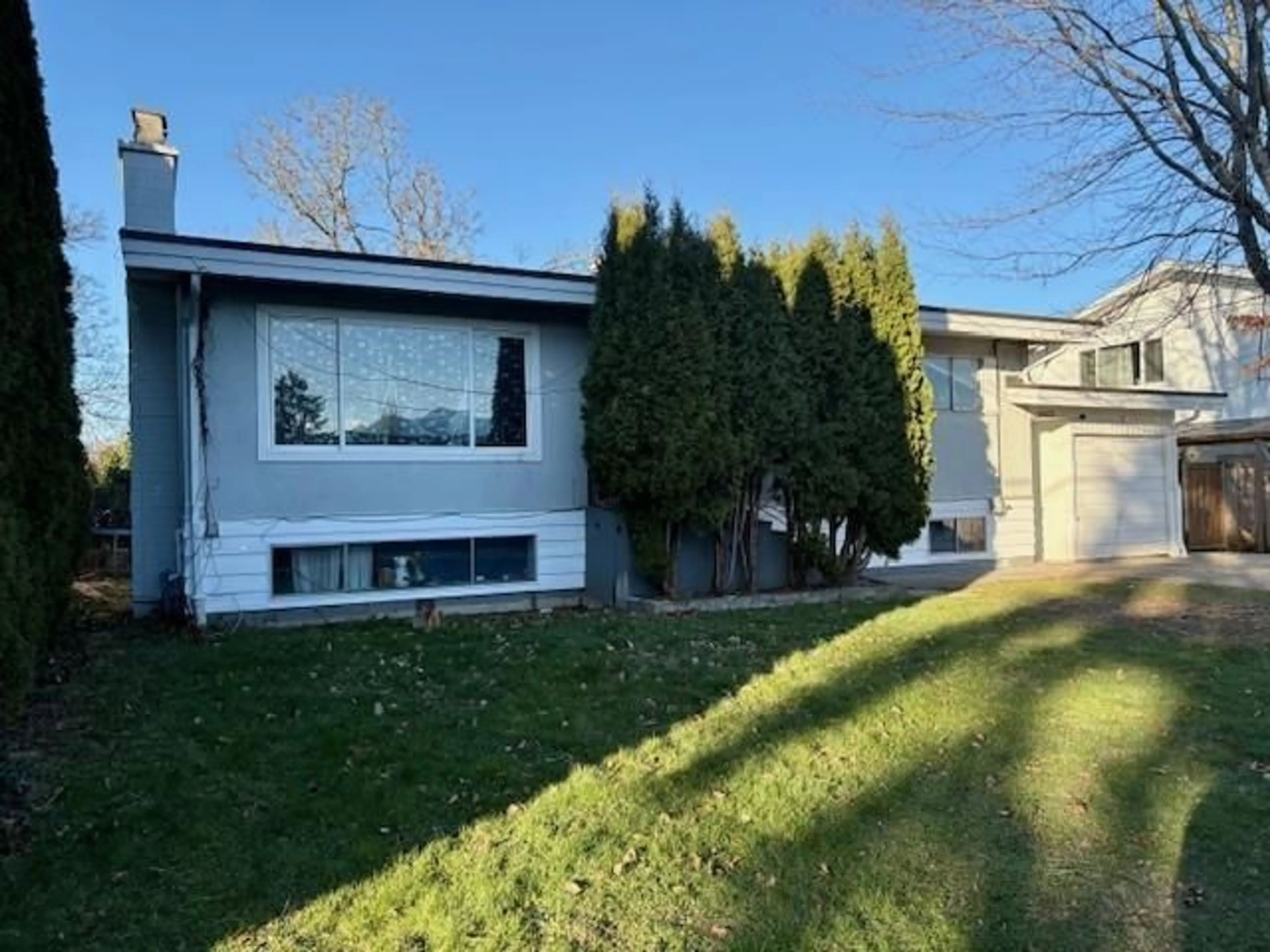 A pic from outside/outdoor area/front of a property/back of a property/a pic from drone, street for 46675 FRASER AVENUE, Chilliwack British Columbia V2P2L2