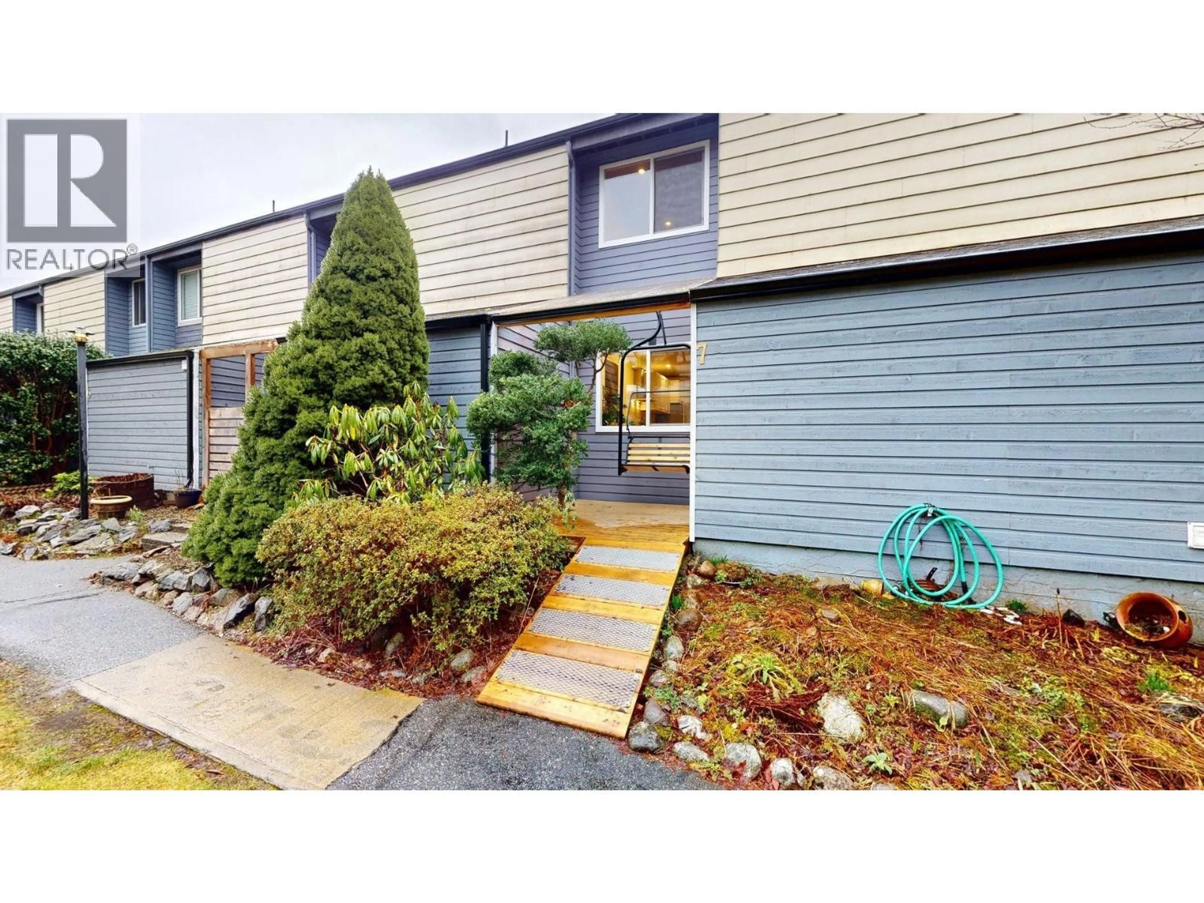 Home with vinyl exterior material, street for 7 - 38455 WILSON CRESCENT, Squamish British Columbia V8B0B4